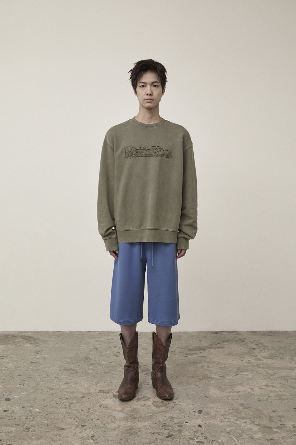 [matinkim] BACK POCKET GLITTER BERMUDA SWEATPANTS FOR MEN IN BLUE