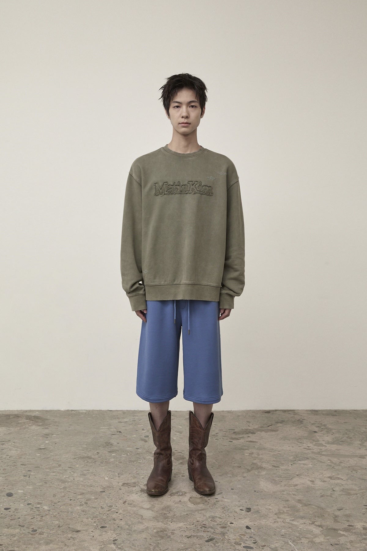 [matinkim] BACK POCKET GLITTER BERMUDA SWEATPANTS FOR MEN IN BLUE