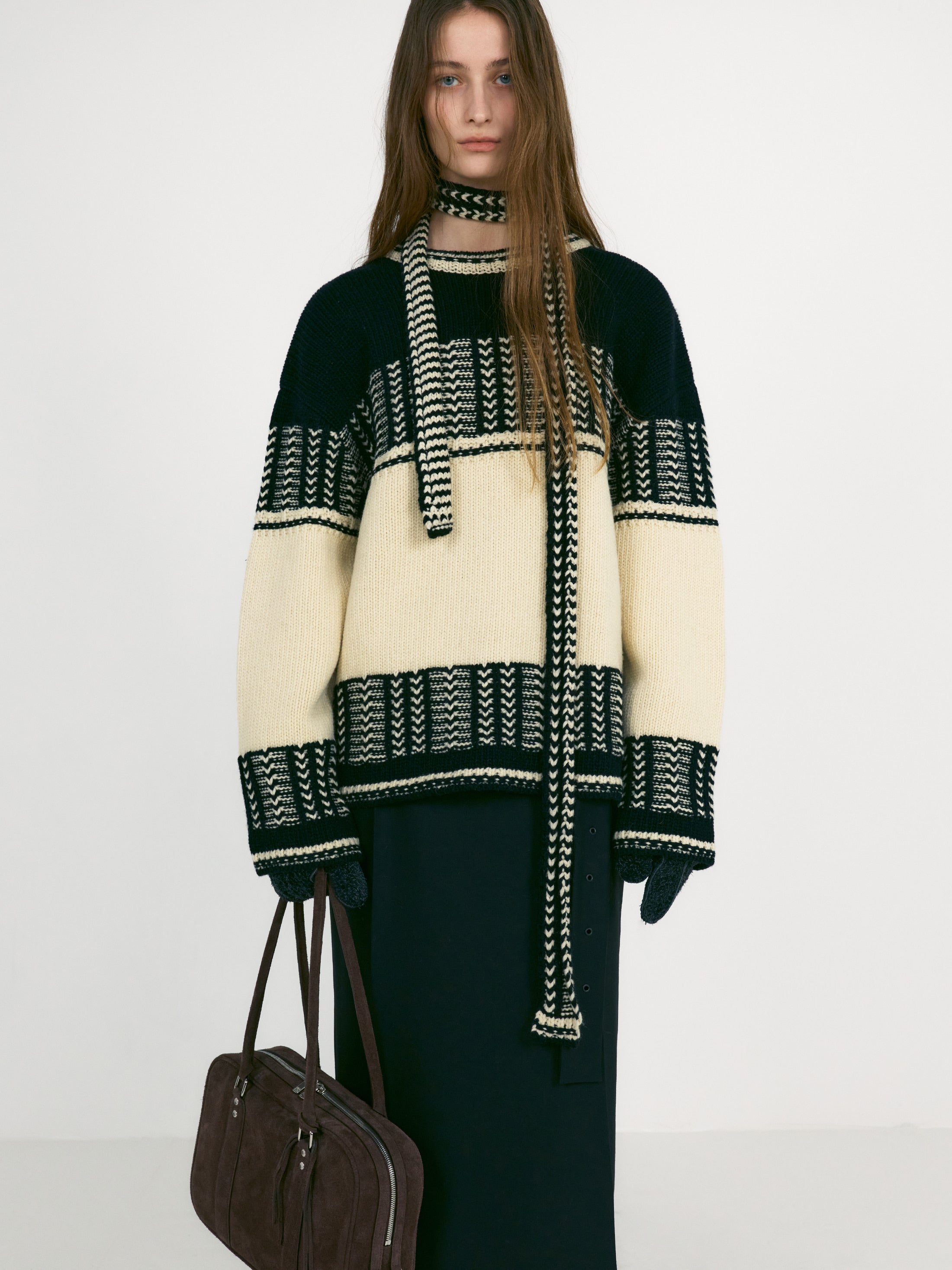 [low_classic] Jacquard Slim Muffler
Black