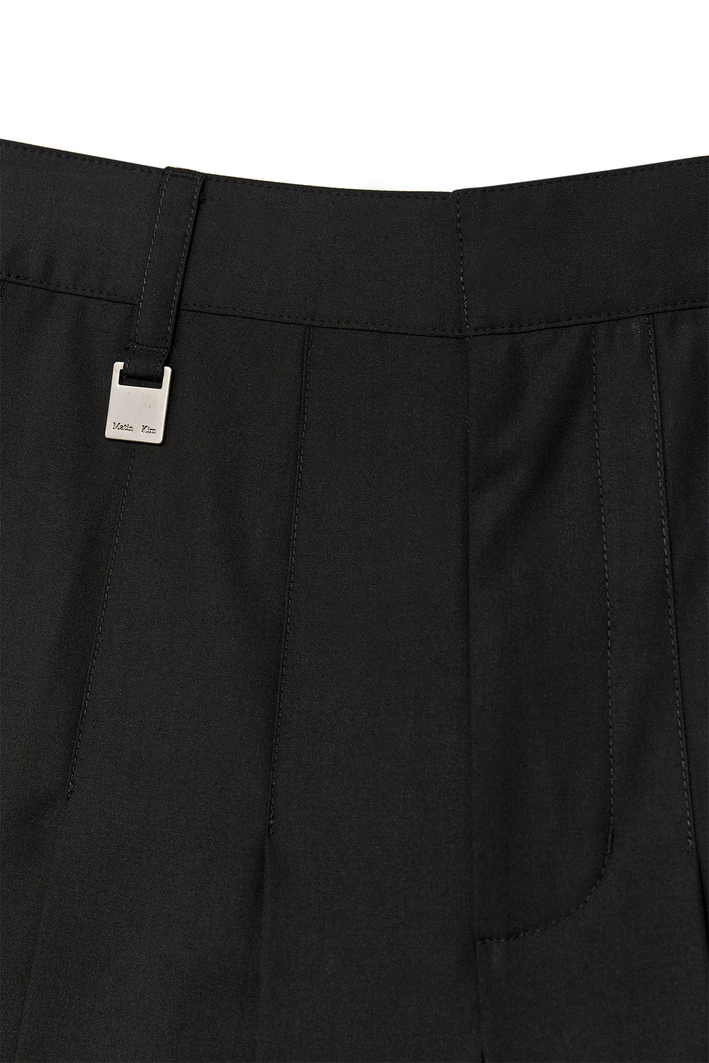 [matinkim] BERMUDA PLEATS SKIRT PANTS IN BLACK