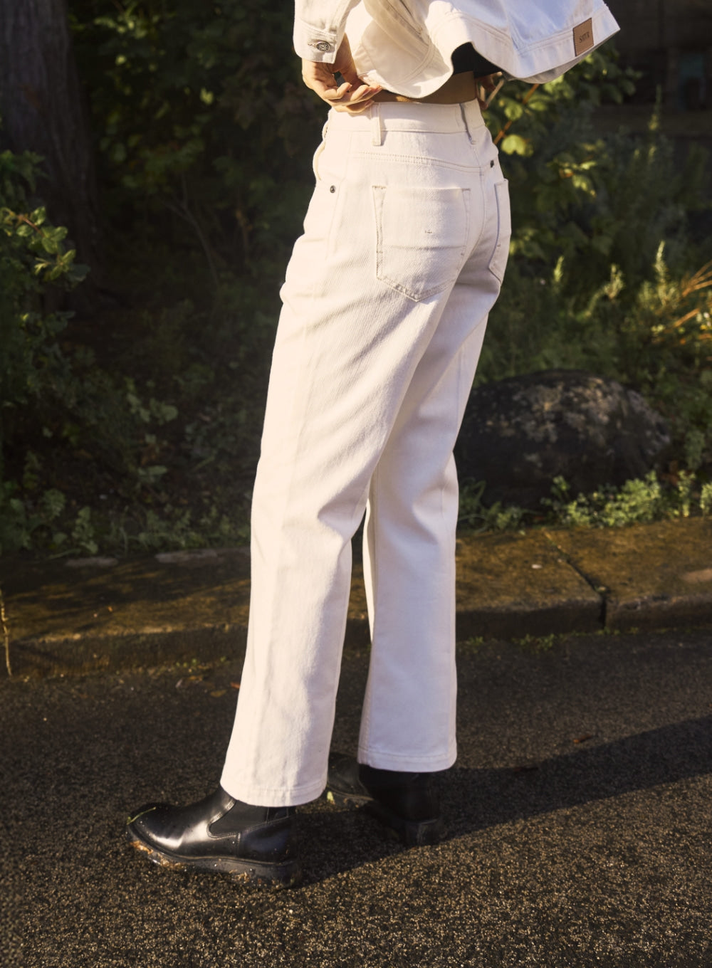 Satur (W) Classic Straight Denim Pants - White