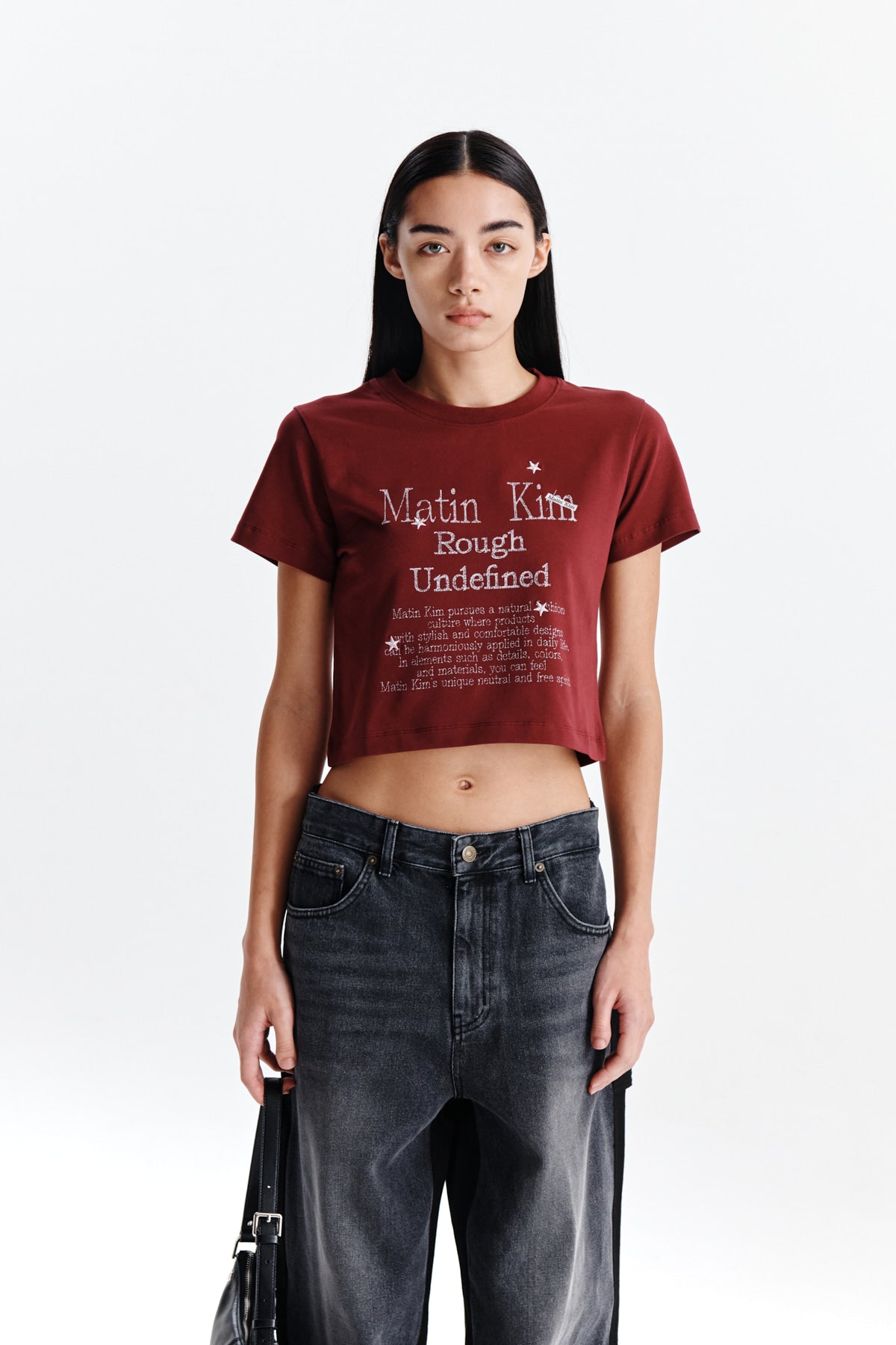 [matinkim] DAZZLE LETTERING CROP TOP IN BURGUNDY