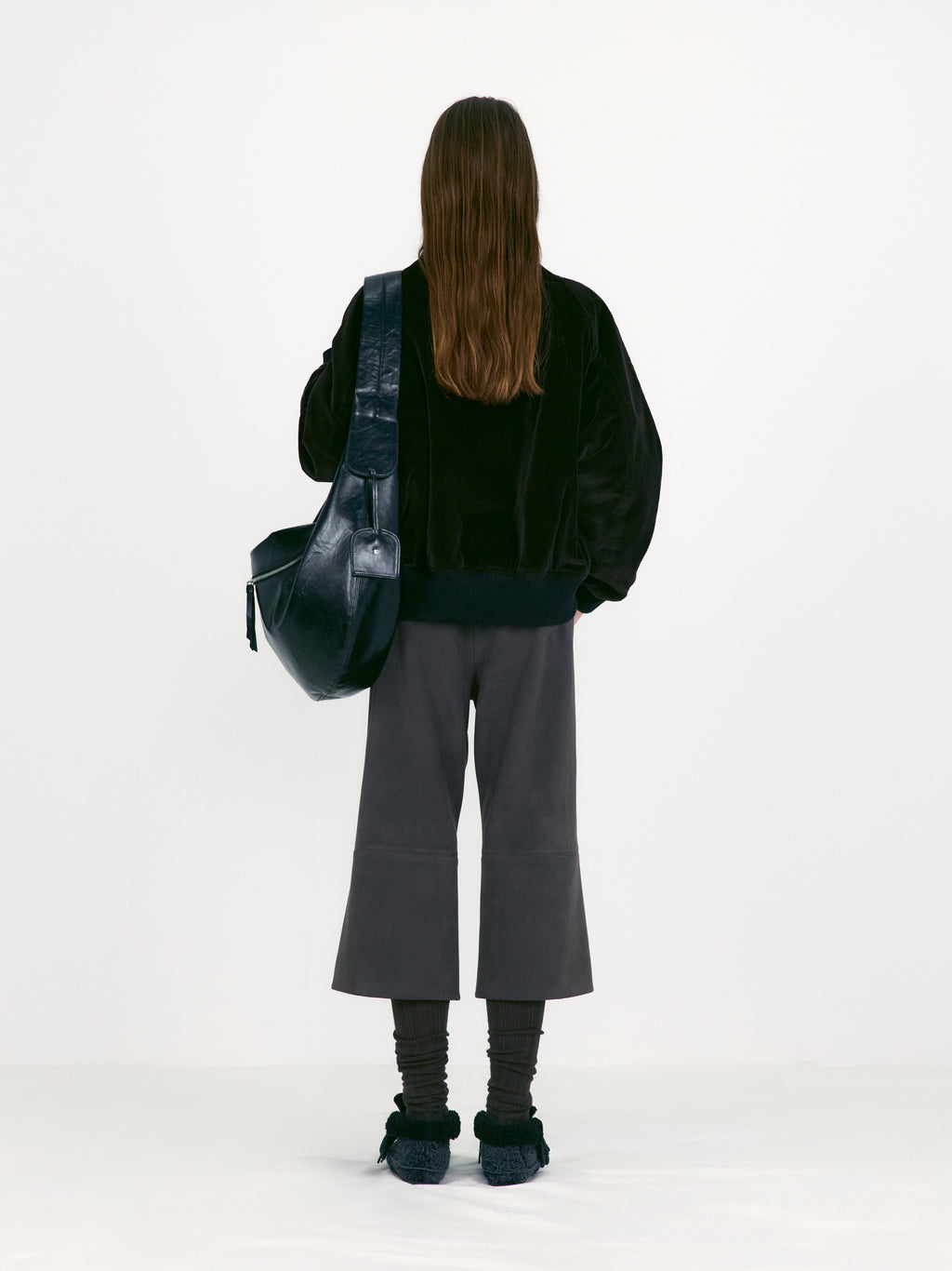 [low_classic] Suede Capri Pants
Brown