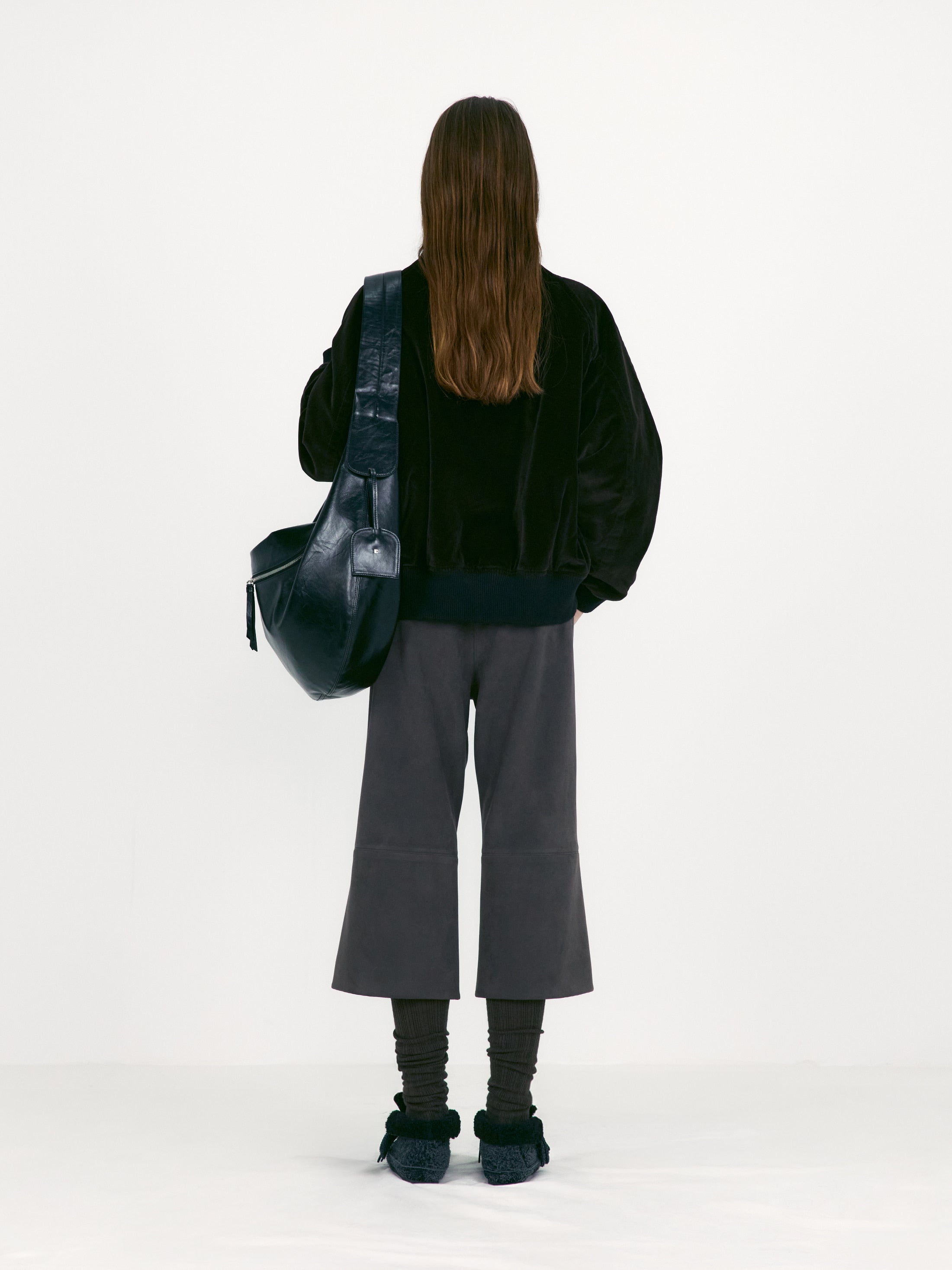 [low_classic] Suede Capri Pants
Brown