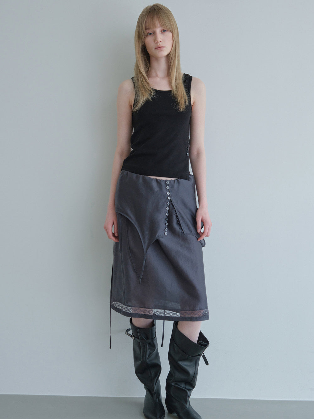 Low Classic Side Button Sleeveless Top Black