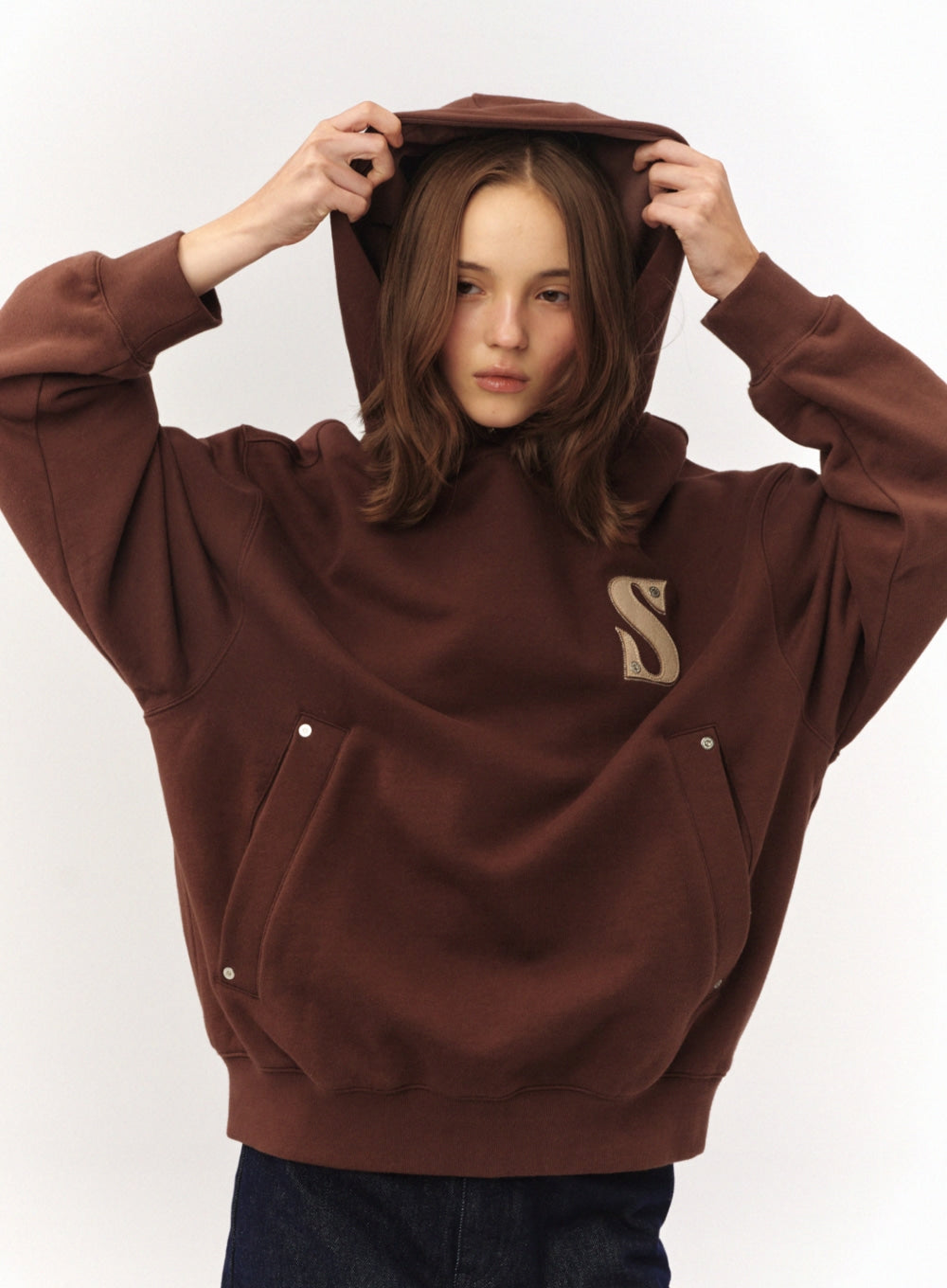 [satur] Small Rivet Applique Pocket Logo Hoodie - Brown