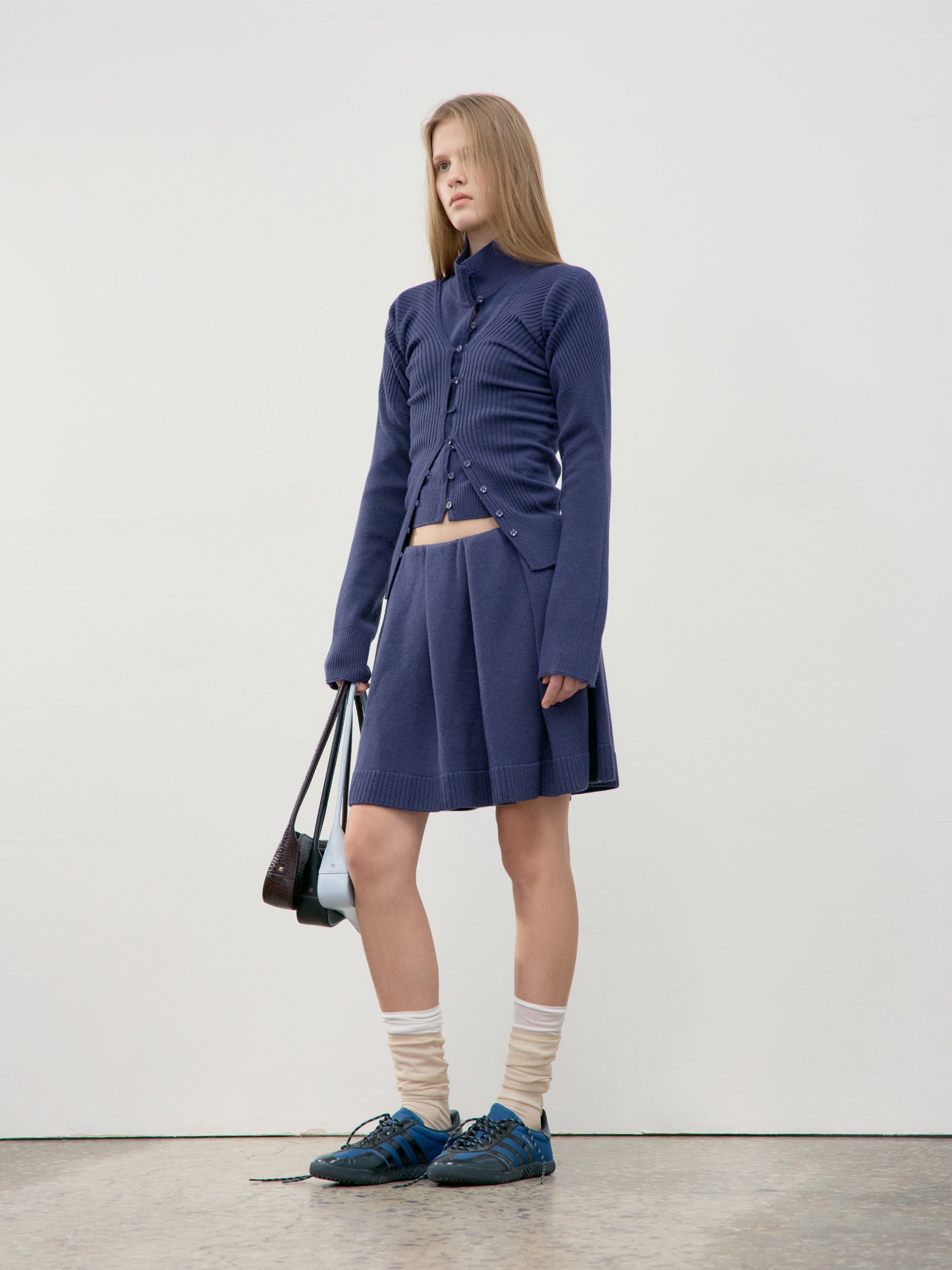 [low_classic] Deep V-Neck Knit Cardigan
Navy