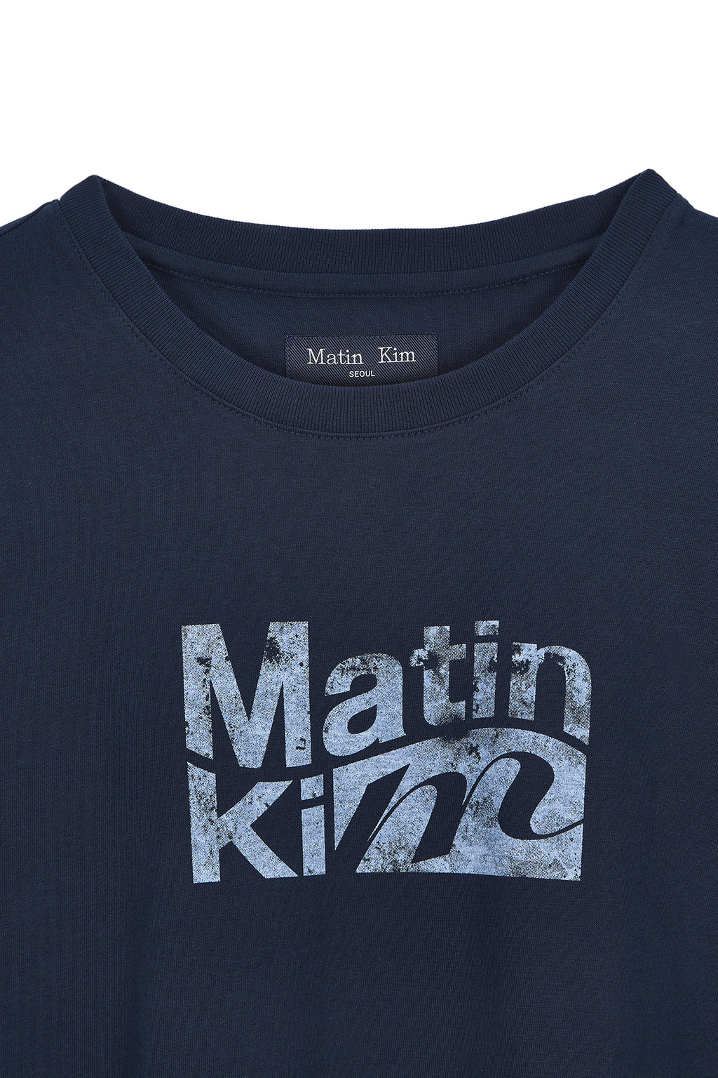 [matinkim] WAVY LOGO GRAPHIC TOP FOR MEN IN NAVY