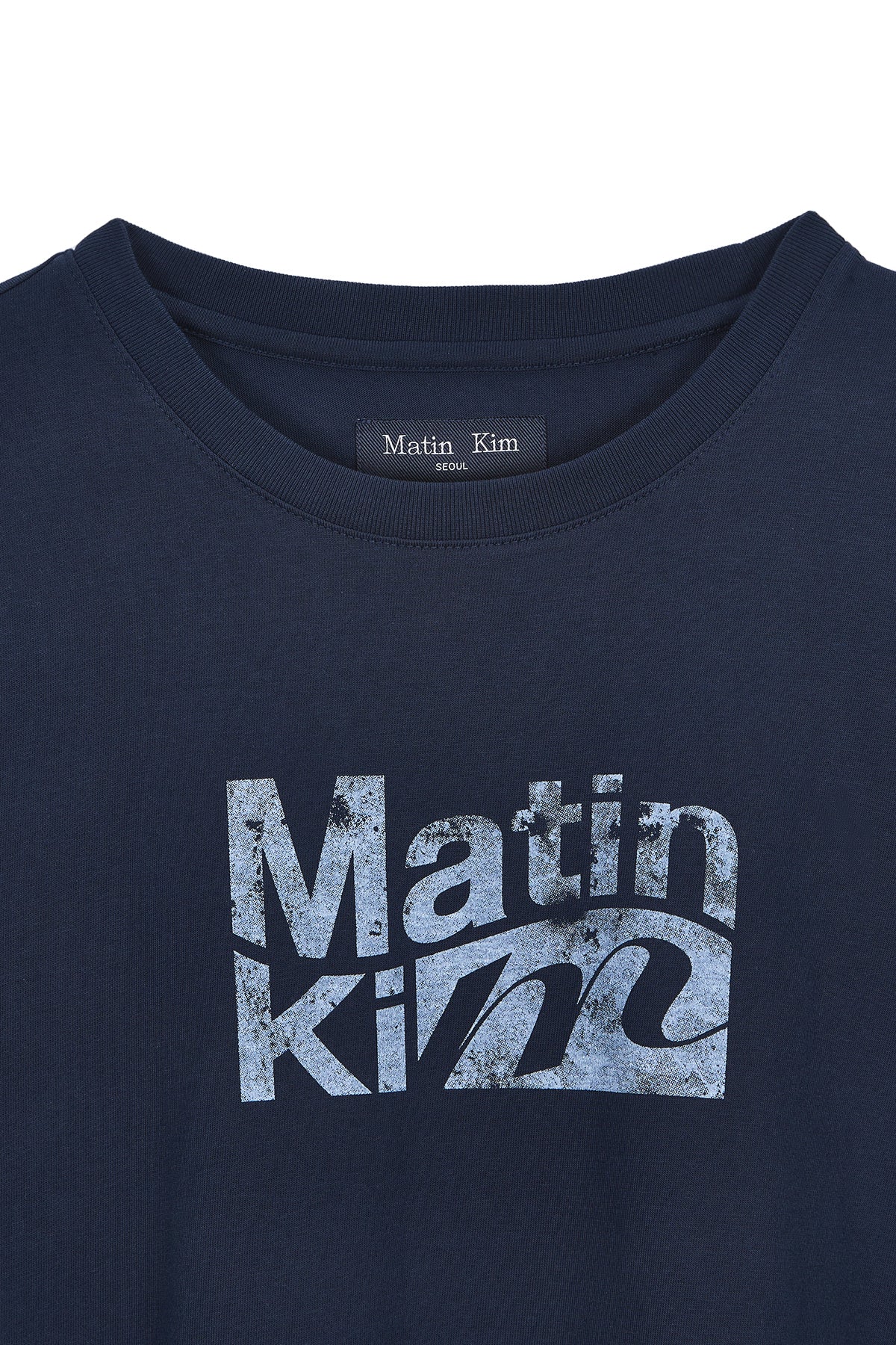 [matinkim] WAVY LOGO GRAPHIC TOP FOR MEN IN NAVY