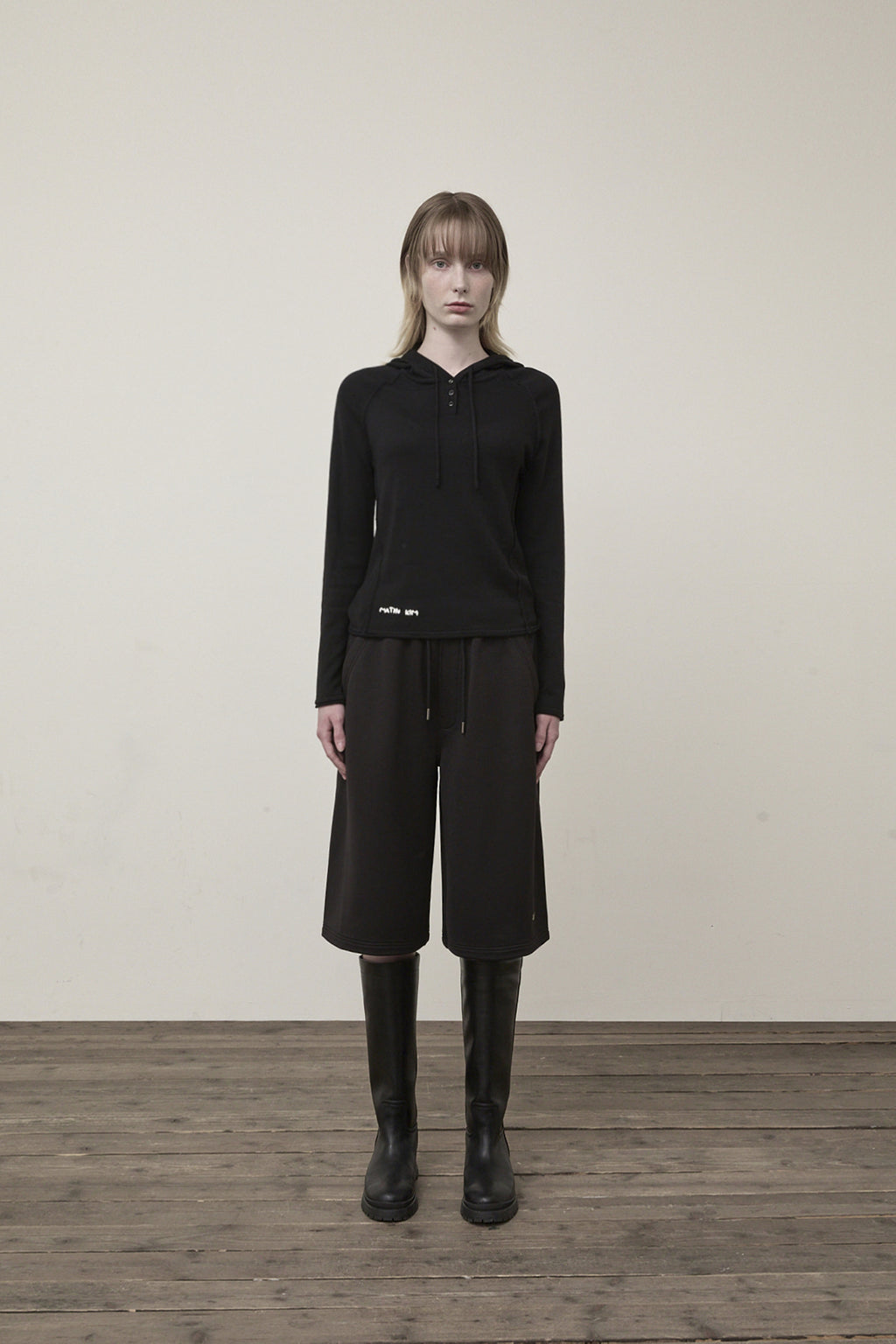 [matinkim] BACK POCKET GLITTER BERMUDA SWEATPANTS FOR WOMEN IN BLACK