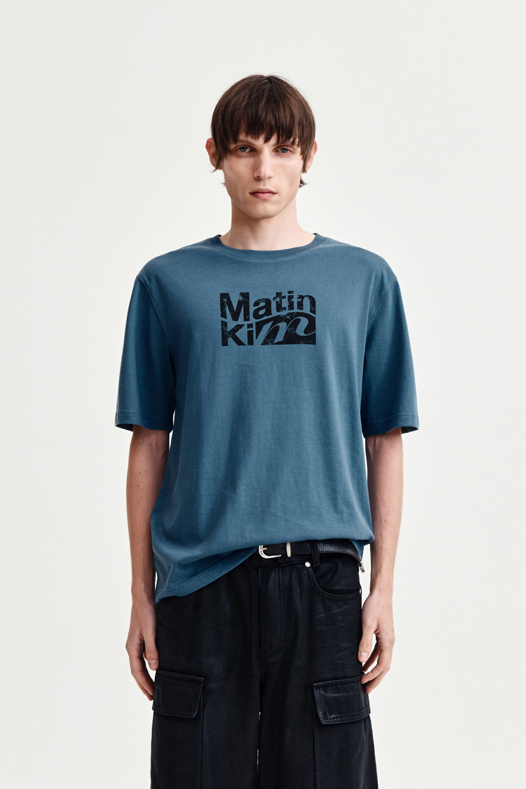 [matinkim] WAVY LOGO GRAPHIC TOP FOR MEN IN BLUE