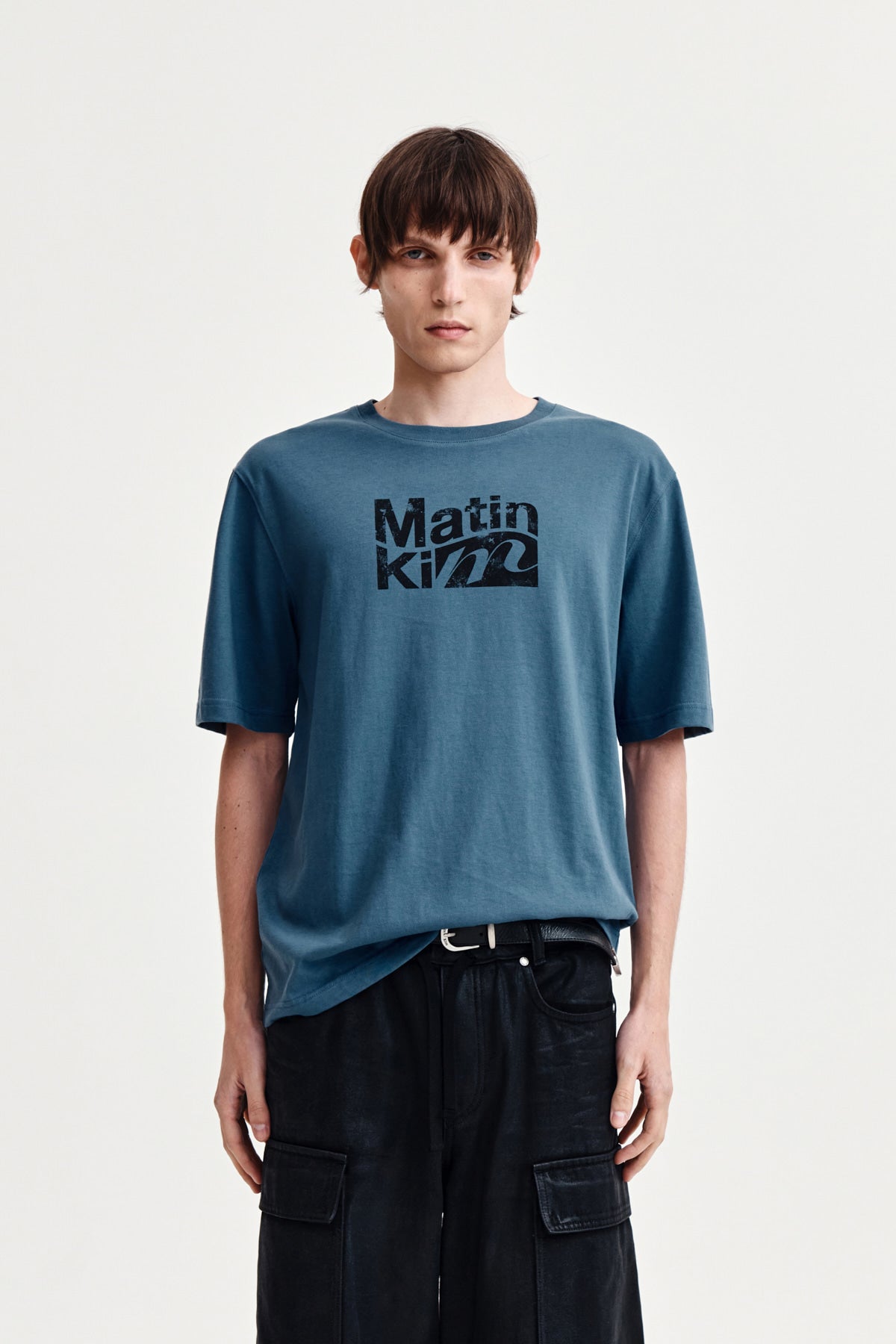 [matinkim] WAVY LOGO GRAPHIC TOP FOR MEN IN BLUE