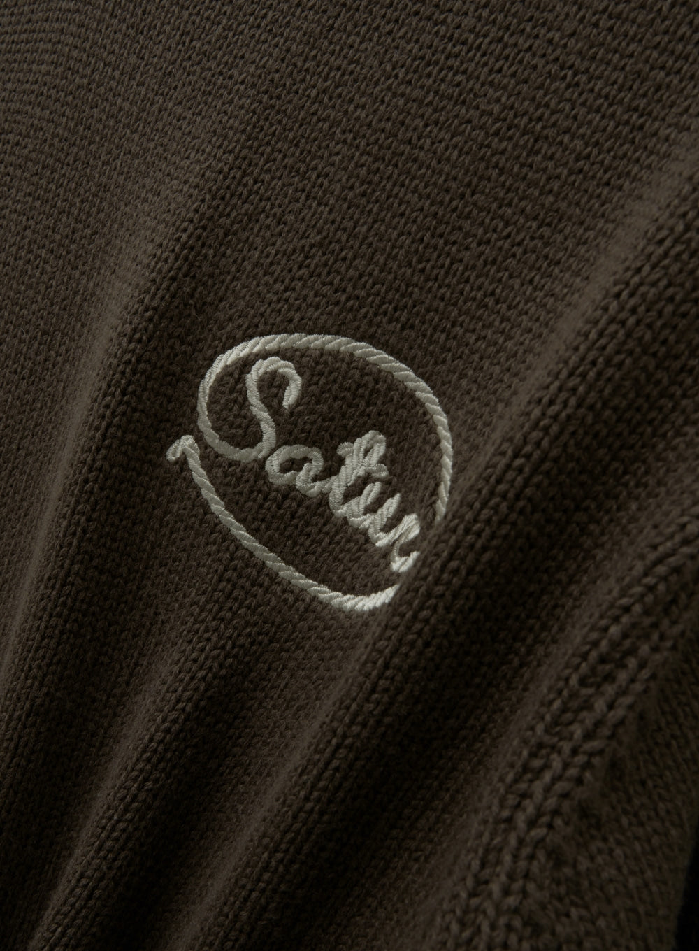 [satur] Rope Logo Embroidered V-Neck Knit - Brown