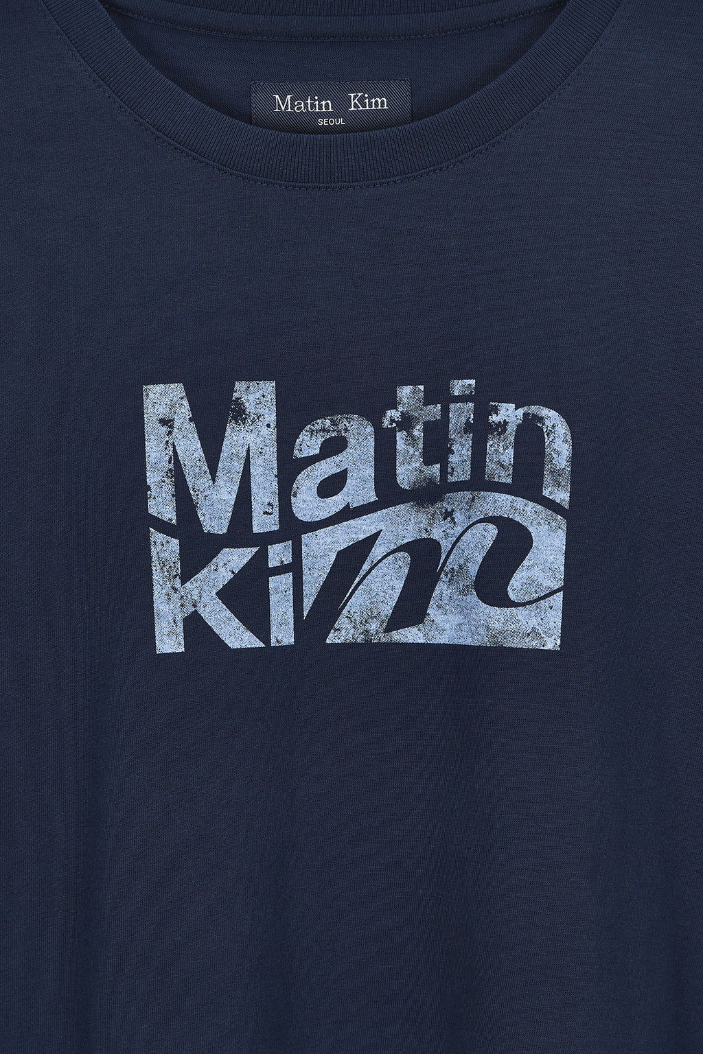 [matinkim] WAVY LOGO GRAPHIC TOP FOR MEN IN NAVY
