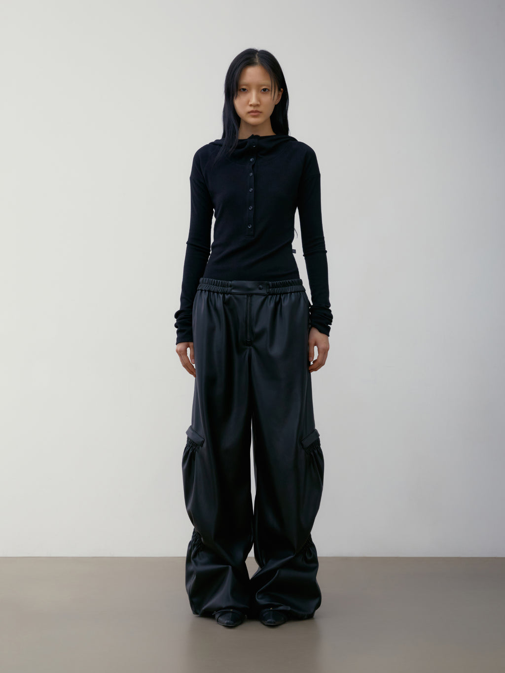 [low_classic] SHIRRING VOLUME LEATHER PANTS
BLACK