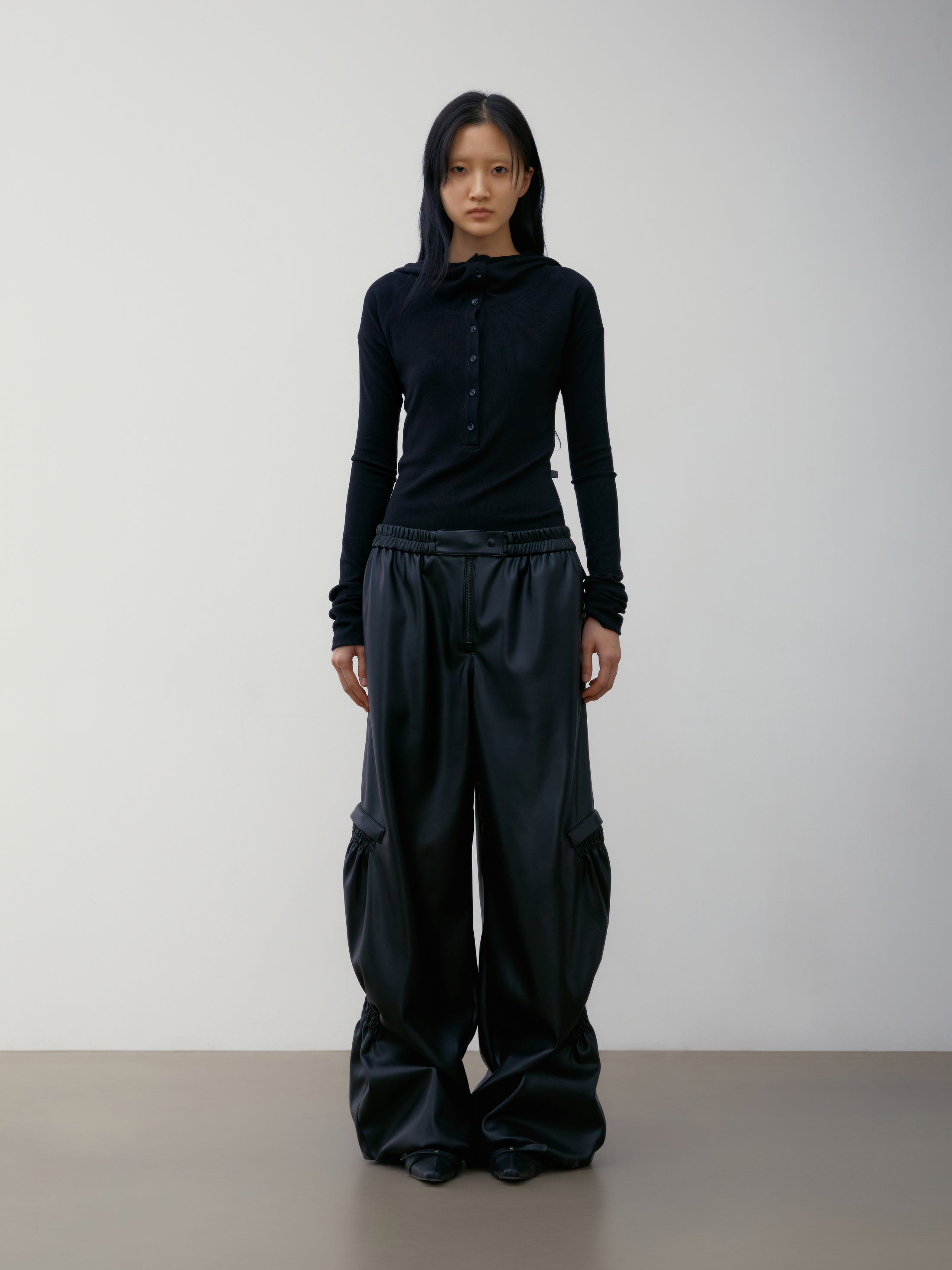 [low_classic] SHIRRING VOLUME LEATHER PANTS
BLACK