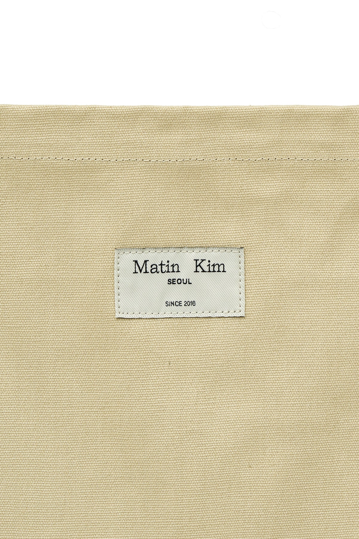 matinkim EYELET LOGO CANVAS ECOBAG IN BEIGE - View 5