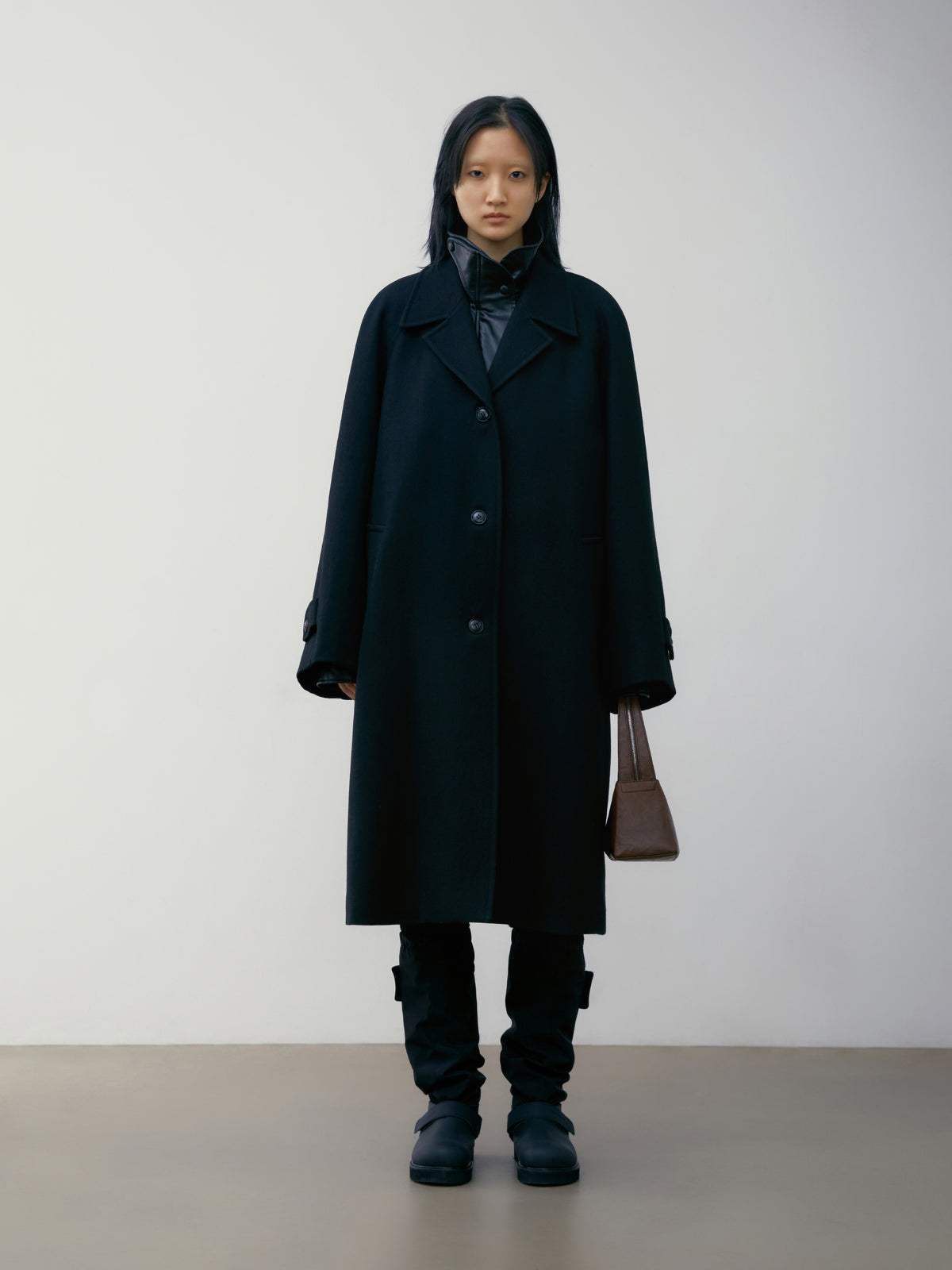 Low Classic Wool Raglan Sleeve Coat Black