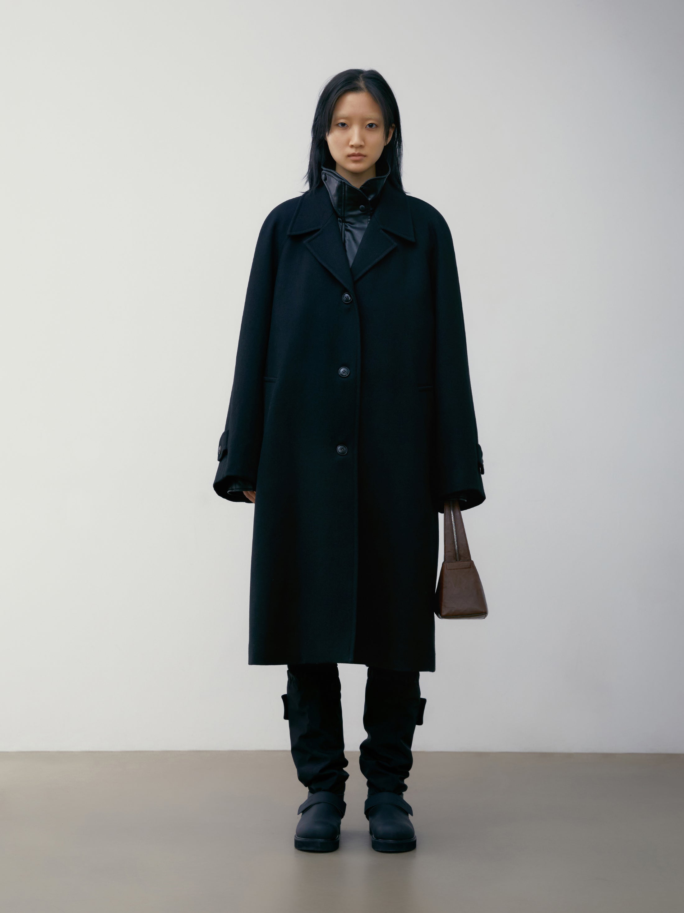 [low_classic] WOOL RAGLAN SLEEVE COAT
BLACK