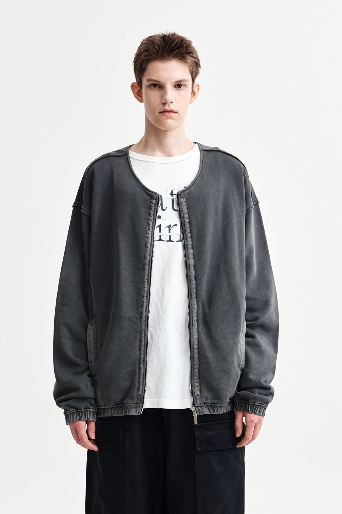 [matinkim] PIGMENT DYED COLLARLESS ZIP UP JUMPER FOR MEN IN CHARCOAL