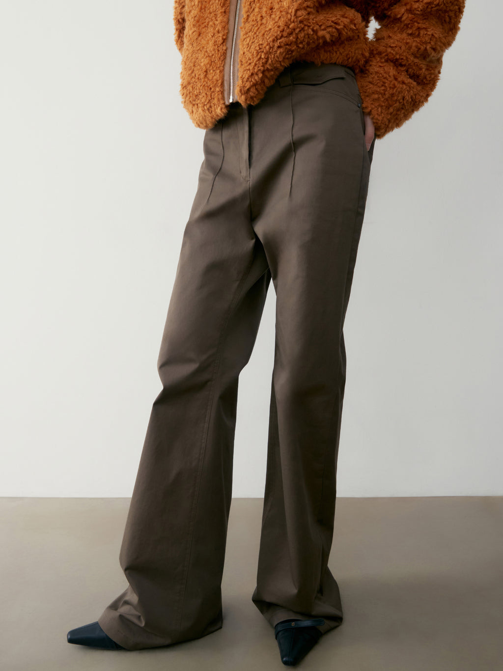 [low_classic] PIN TUCK BOOTCUT PANTS
BROWN