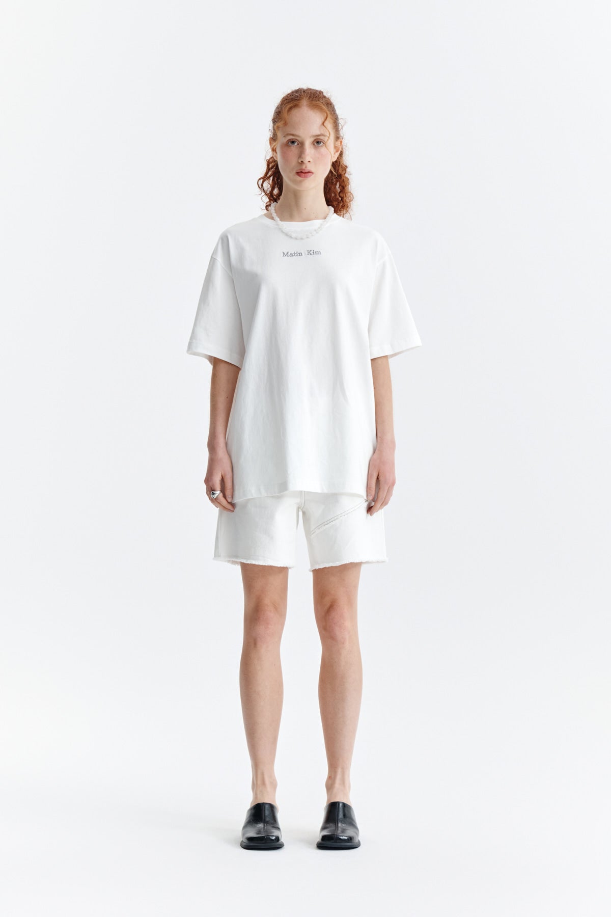 [matinkim] EMBROIDERY SMALL LOGO OVERSIZE TOP IN WHITE