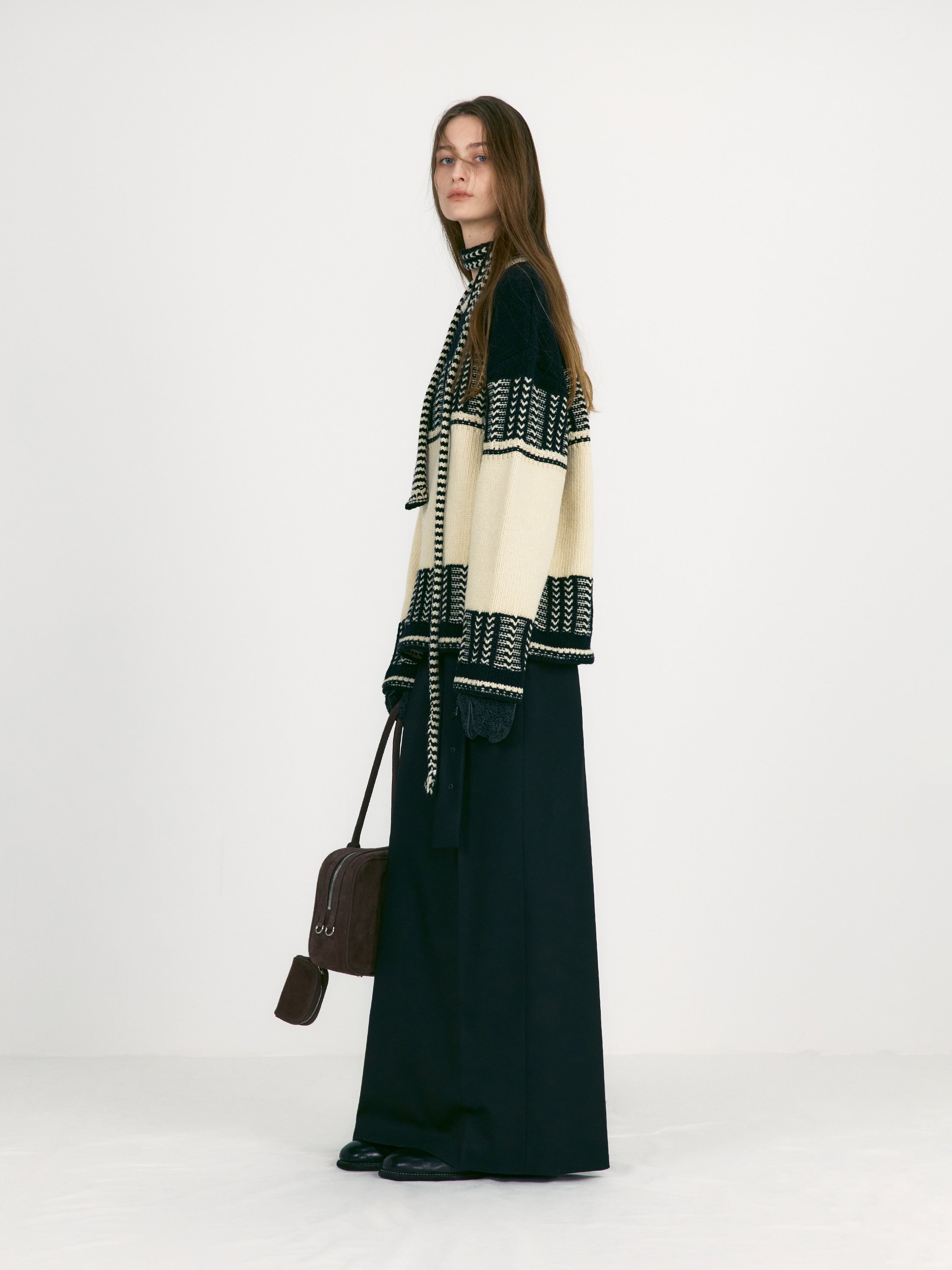 [low_classic] Jacquard Slim Muffler
Black