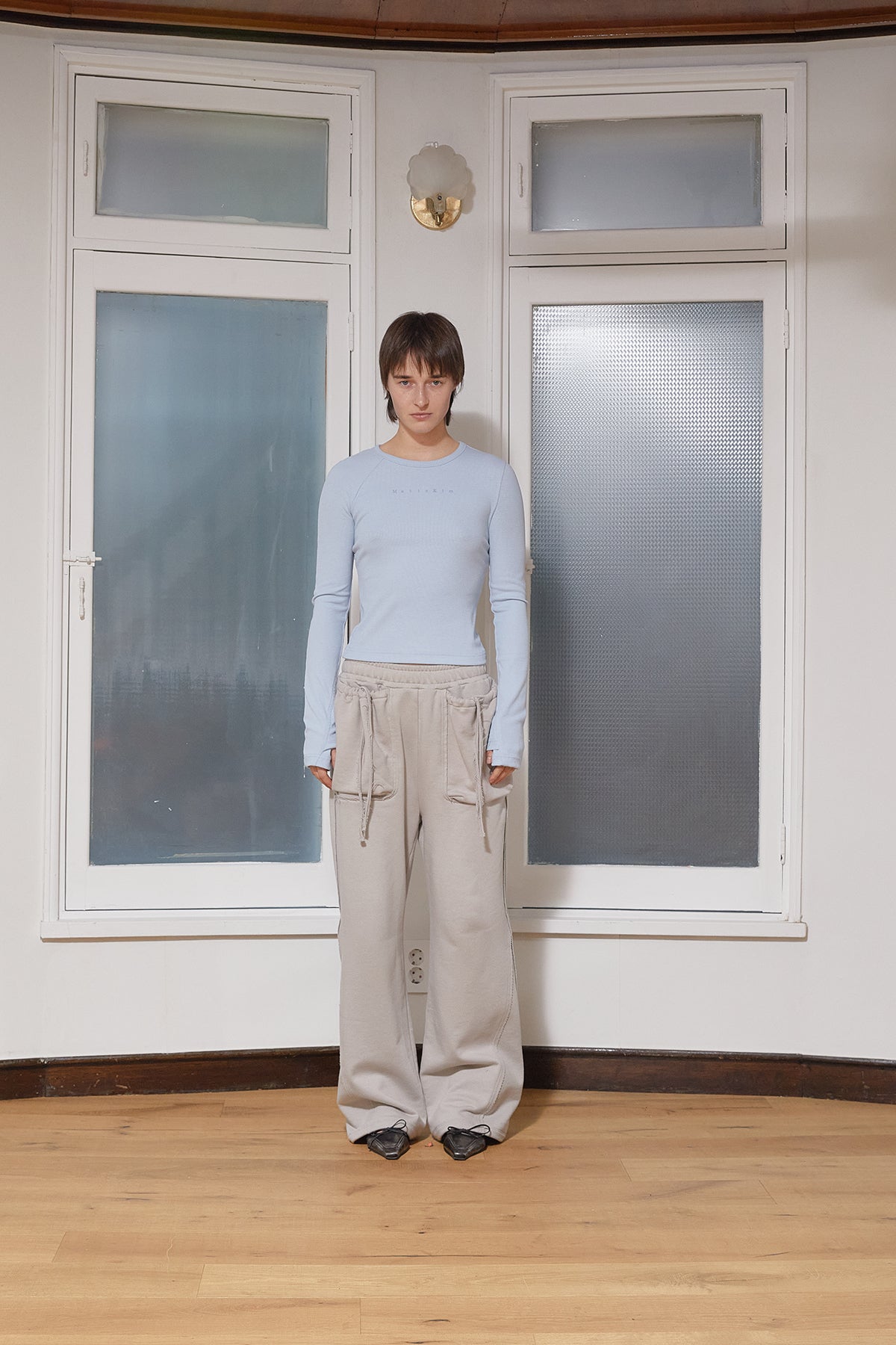 [matinkim] FINGER HOLE LOGO PRINTING TOP IN LIGHT BLUE