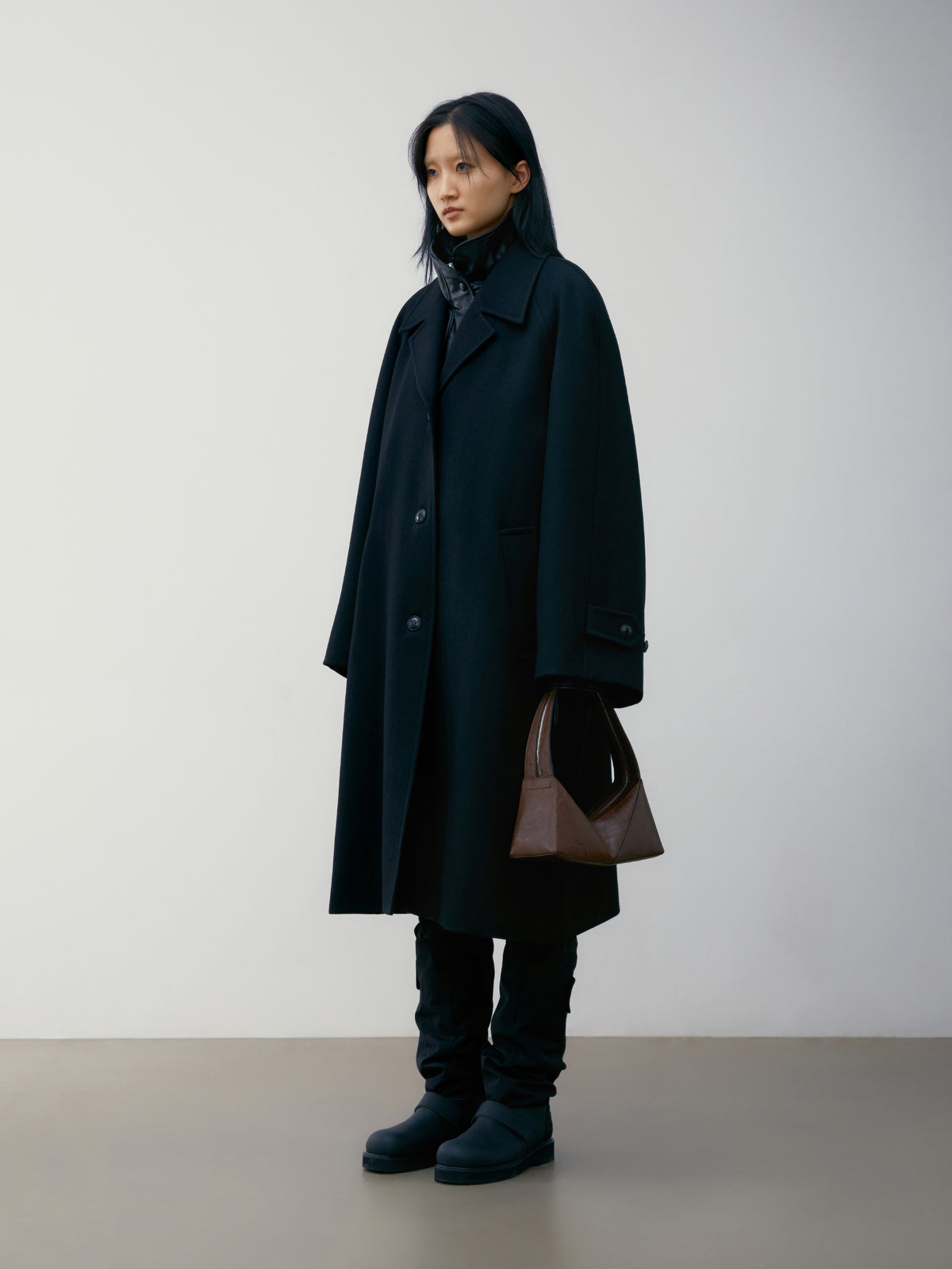 Low Classic Wool Raglan Sleeve Coat Black