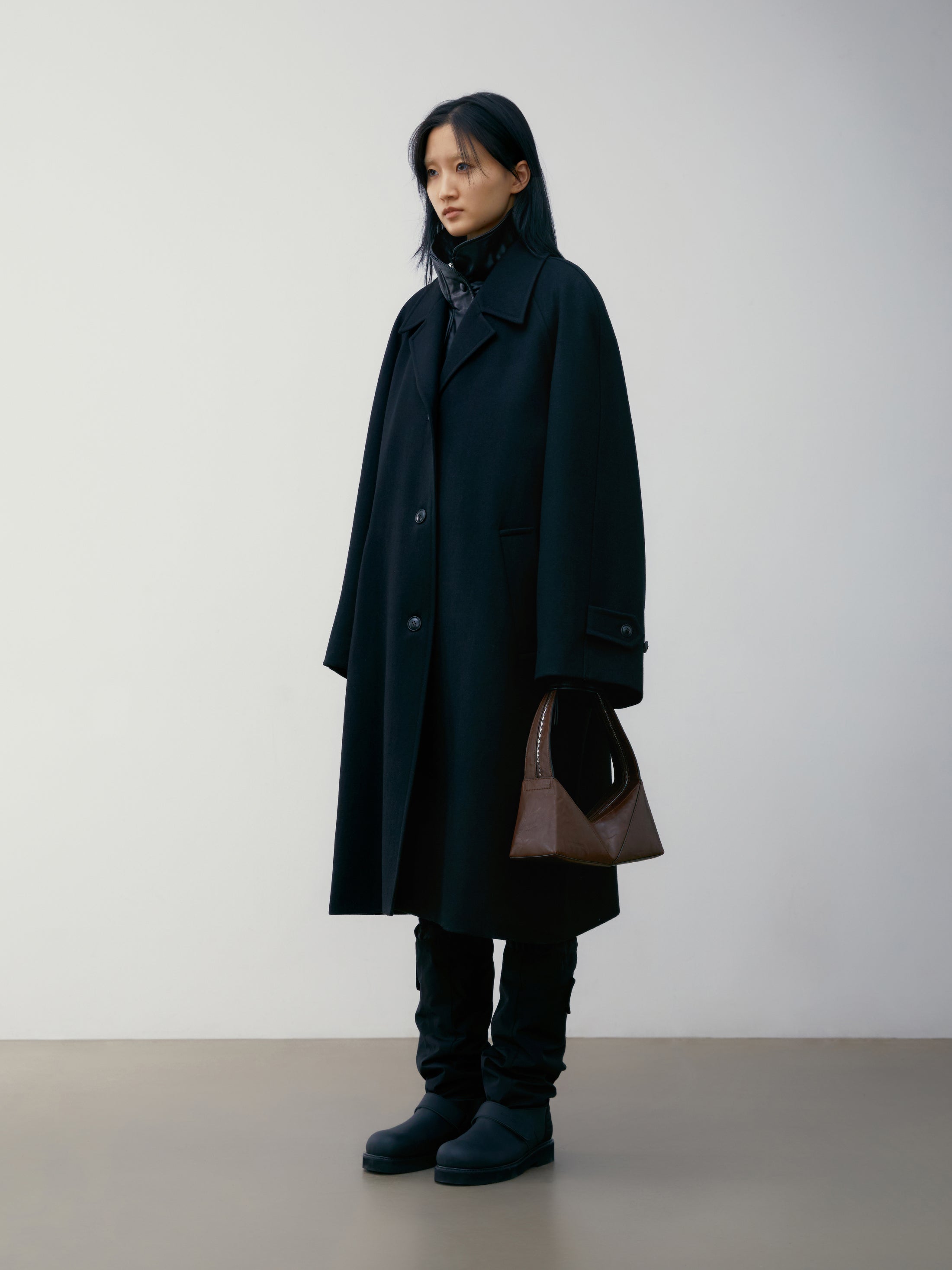 [low_classic] WOOL RAGLAN SLEEVE COAT
BLACK