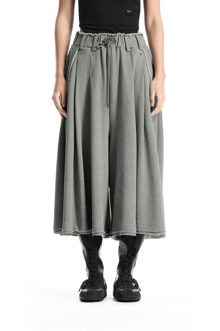 Treemingbird Raw-Edge Pleated Set-Up Bermuda Pants Light Gray