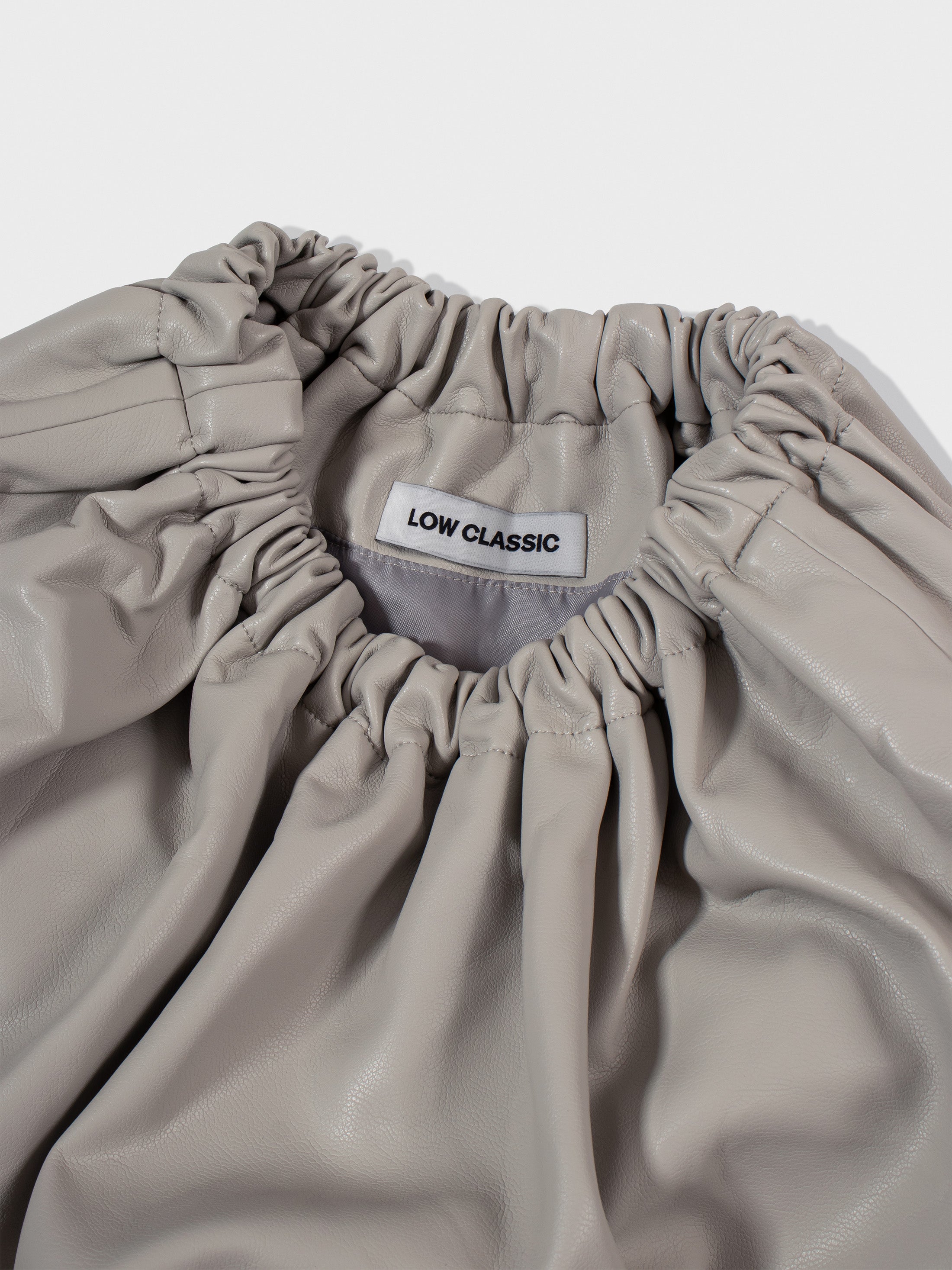 [low_classic] FUR TRIANGLE POP-UP BAG
GREY