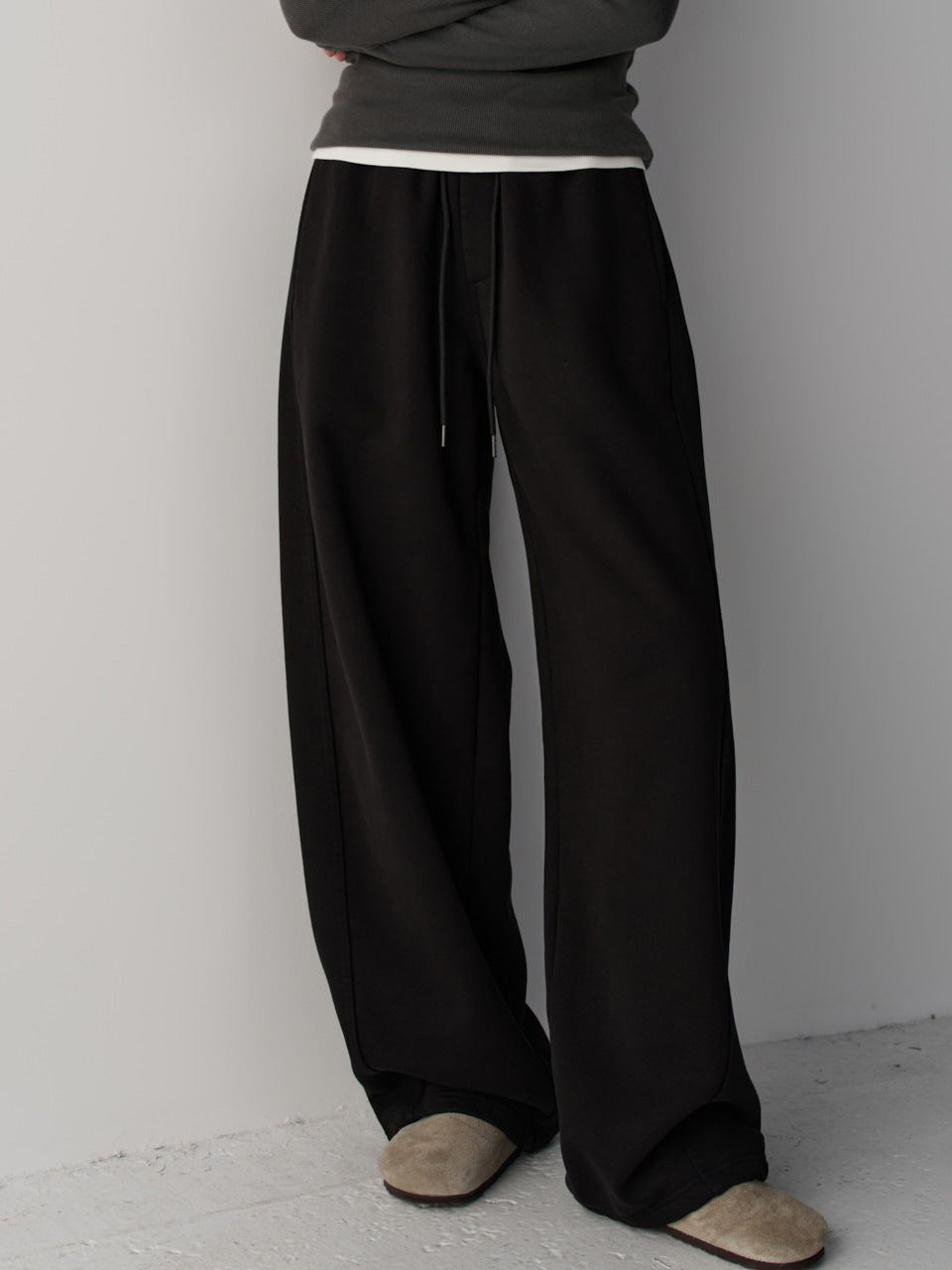 Facade Pattern Curved Warm Sweatpants black