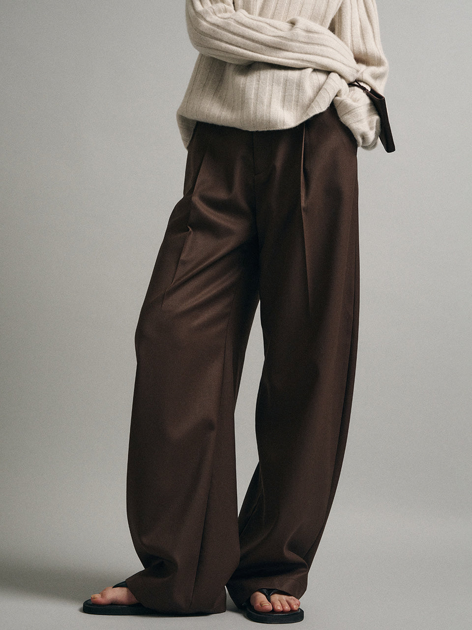 Facade Pattern Gabardine Round One-Tuck Pants brown