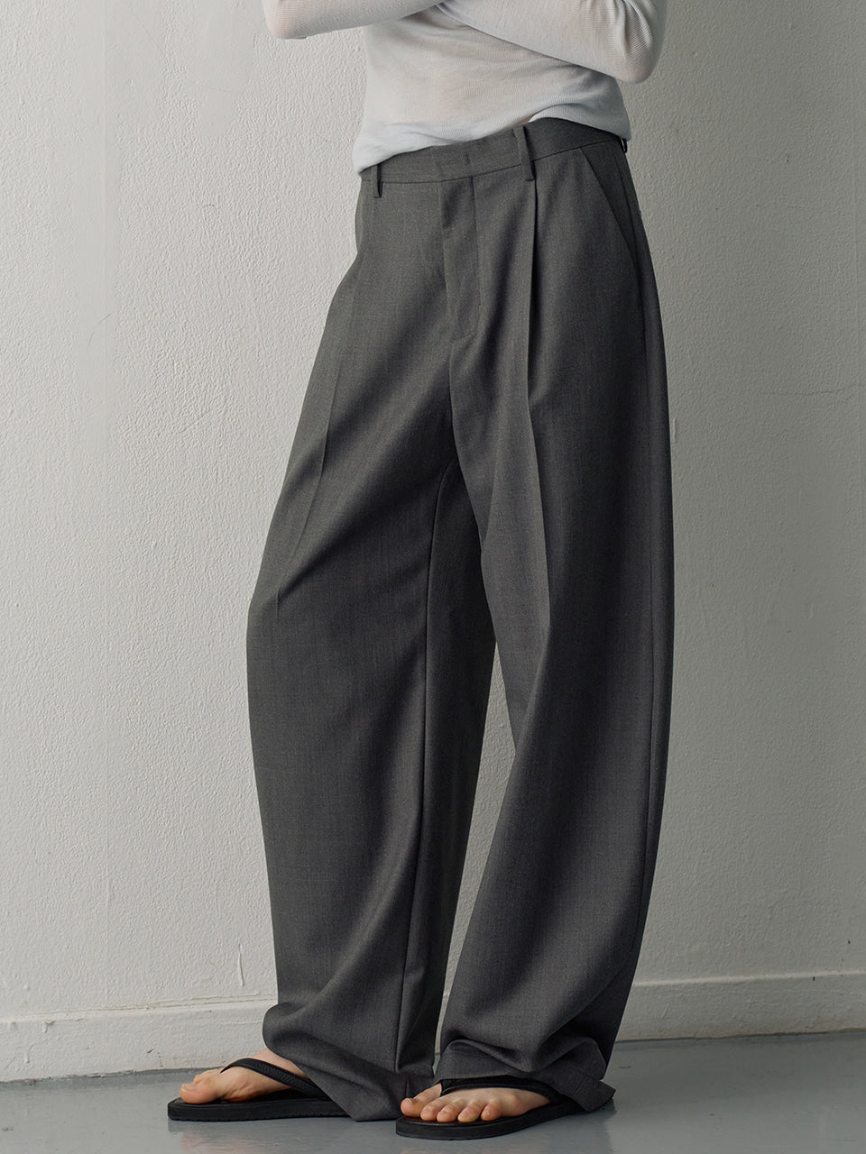 Facade Pattern Gabardine Round One-Tuck Pants charcoal