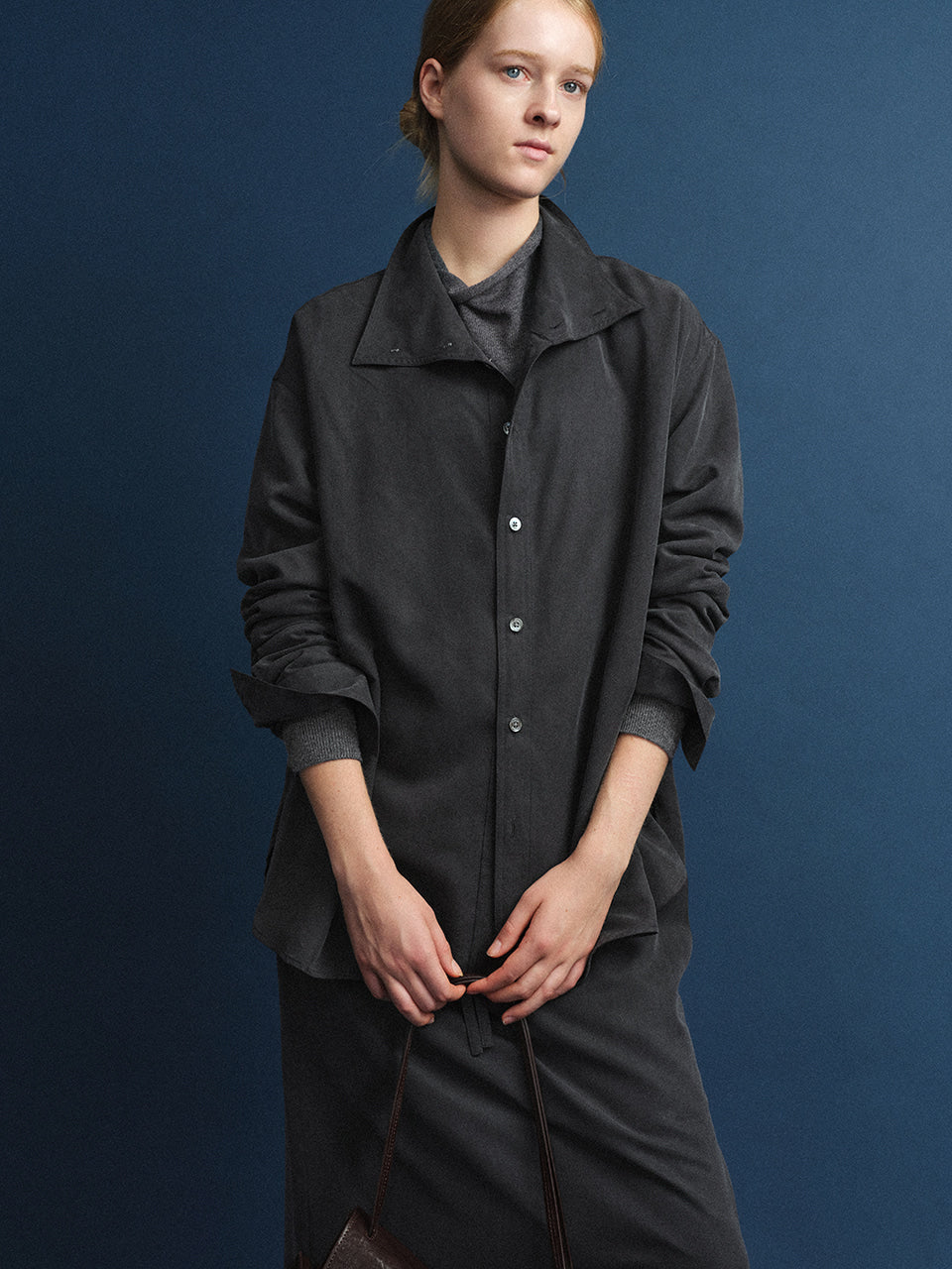 Facade Pattern Minimal Funnel Neck Shirt dark charcoal