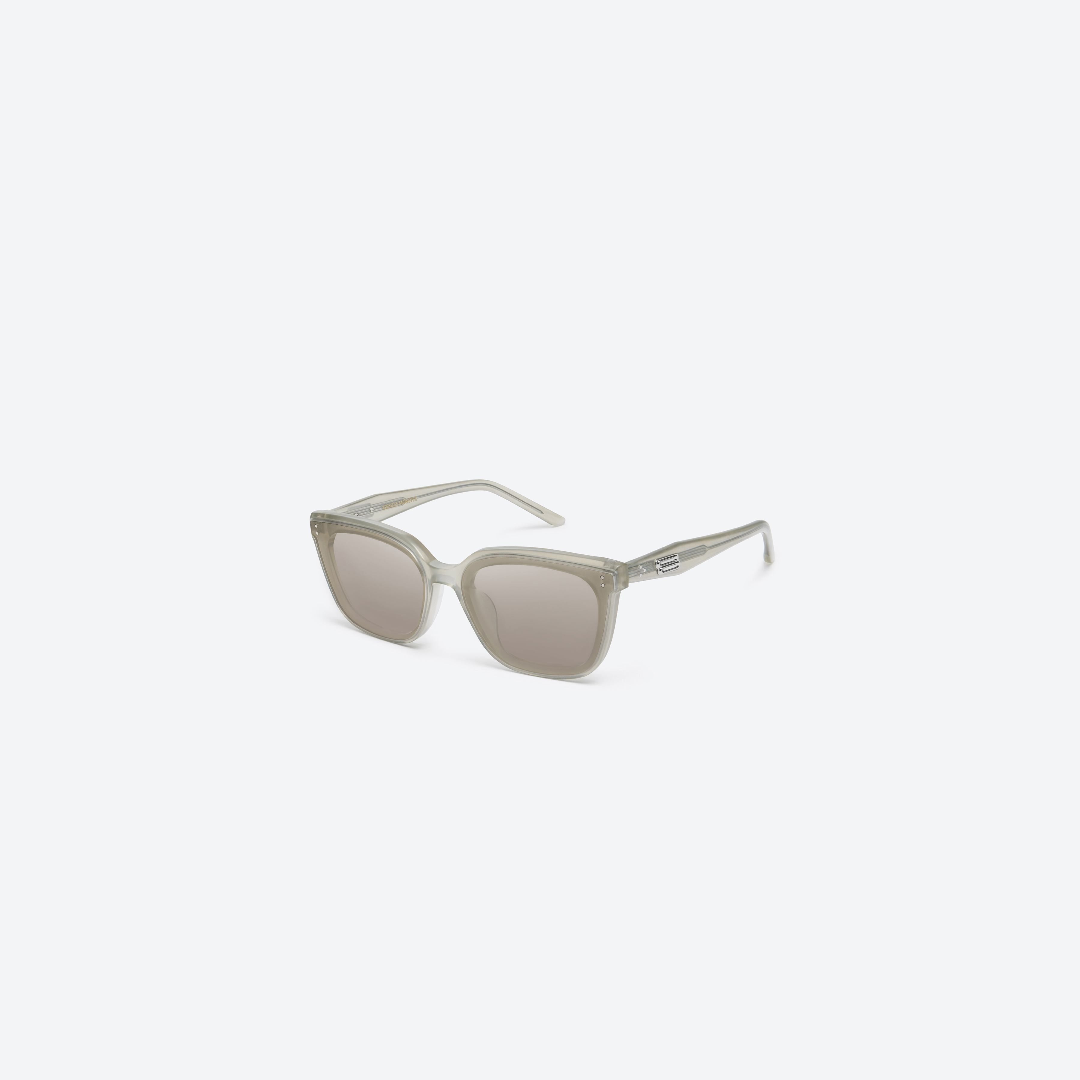 Gentle Monster Tote Gc10 Sunglasses in gray, showcasing authentic Korean designer fashion.