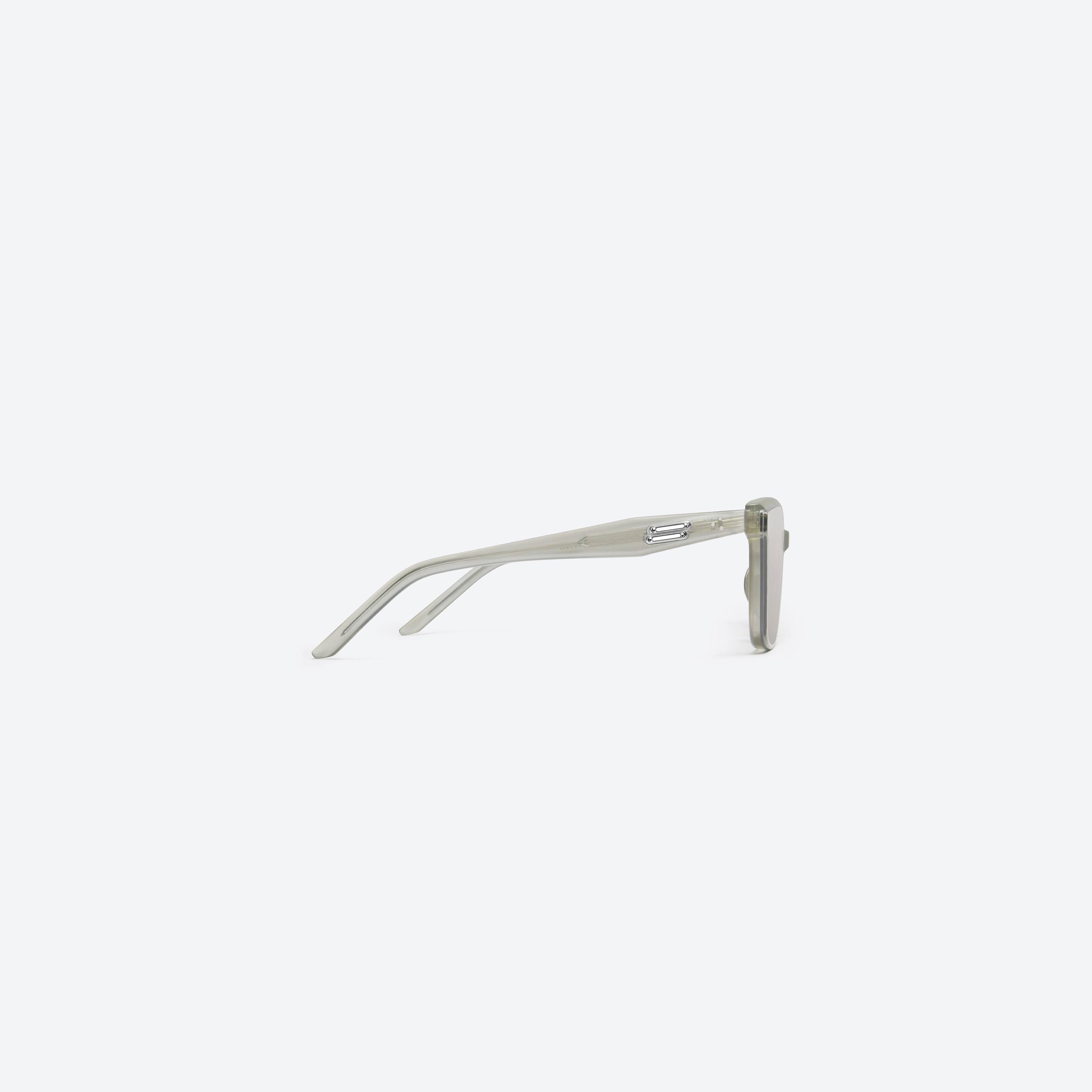 Gentle Monster Tote Gc10 Sunglasses in gray, showcasing authentic Korean designer fashion.