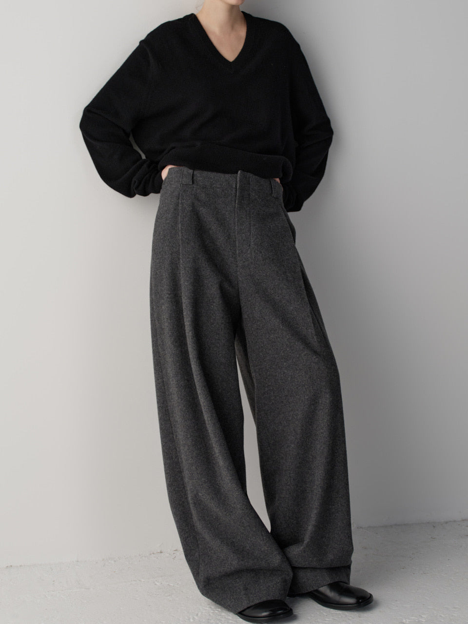 Facade Pattern Relaxed One-Tuck Banding Pants charcoal
