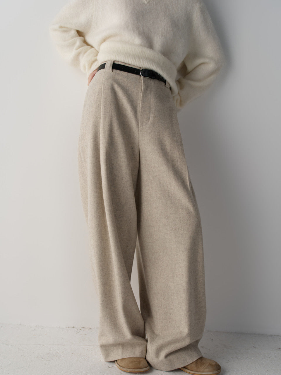 Facade Pattern Relaxed One-Tuck Banding Pants oatmeal