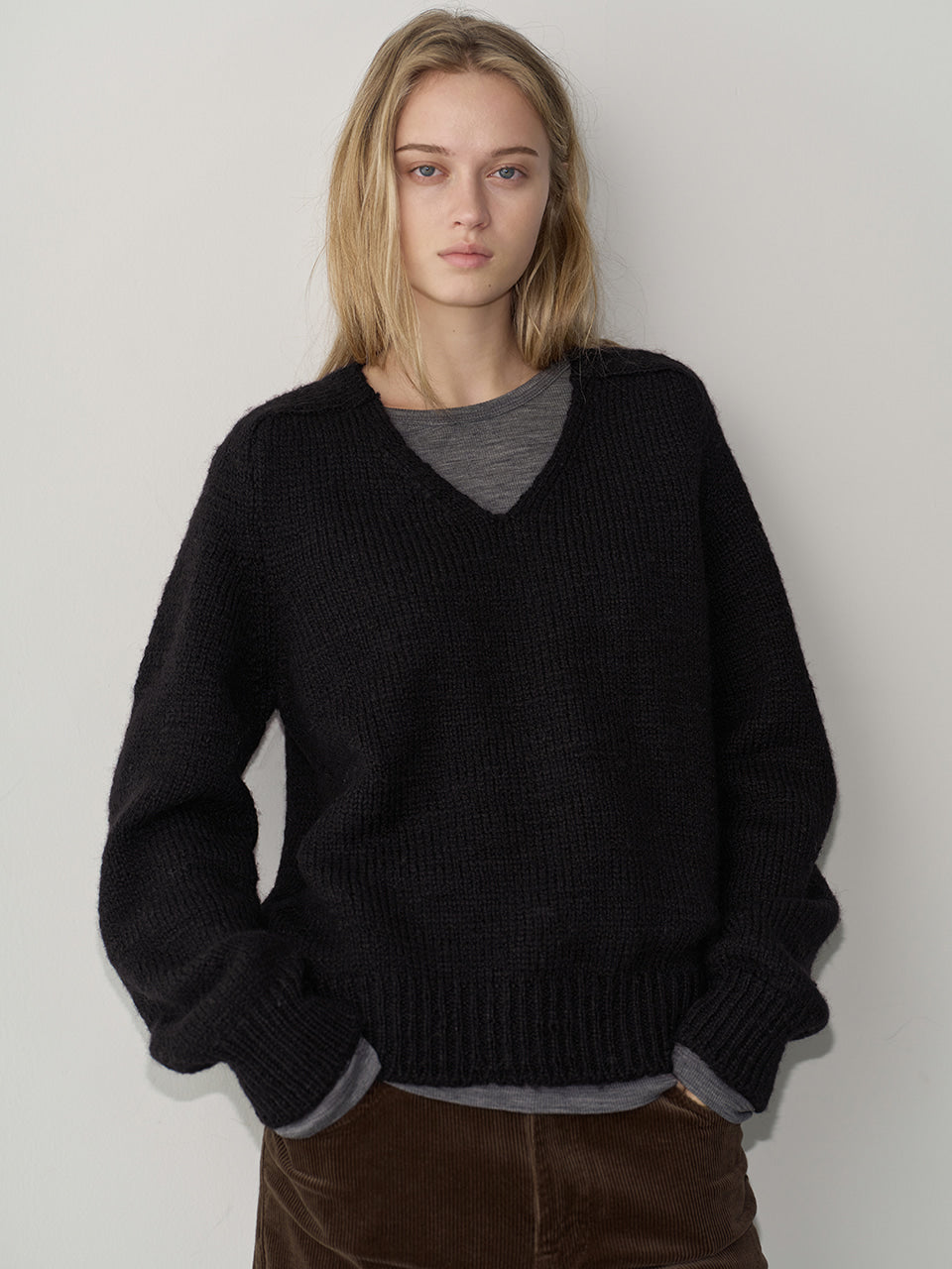 Facade Pattern Textured V-neck Knitwear black