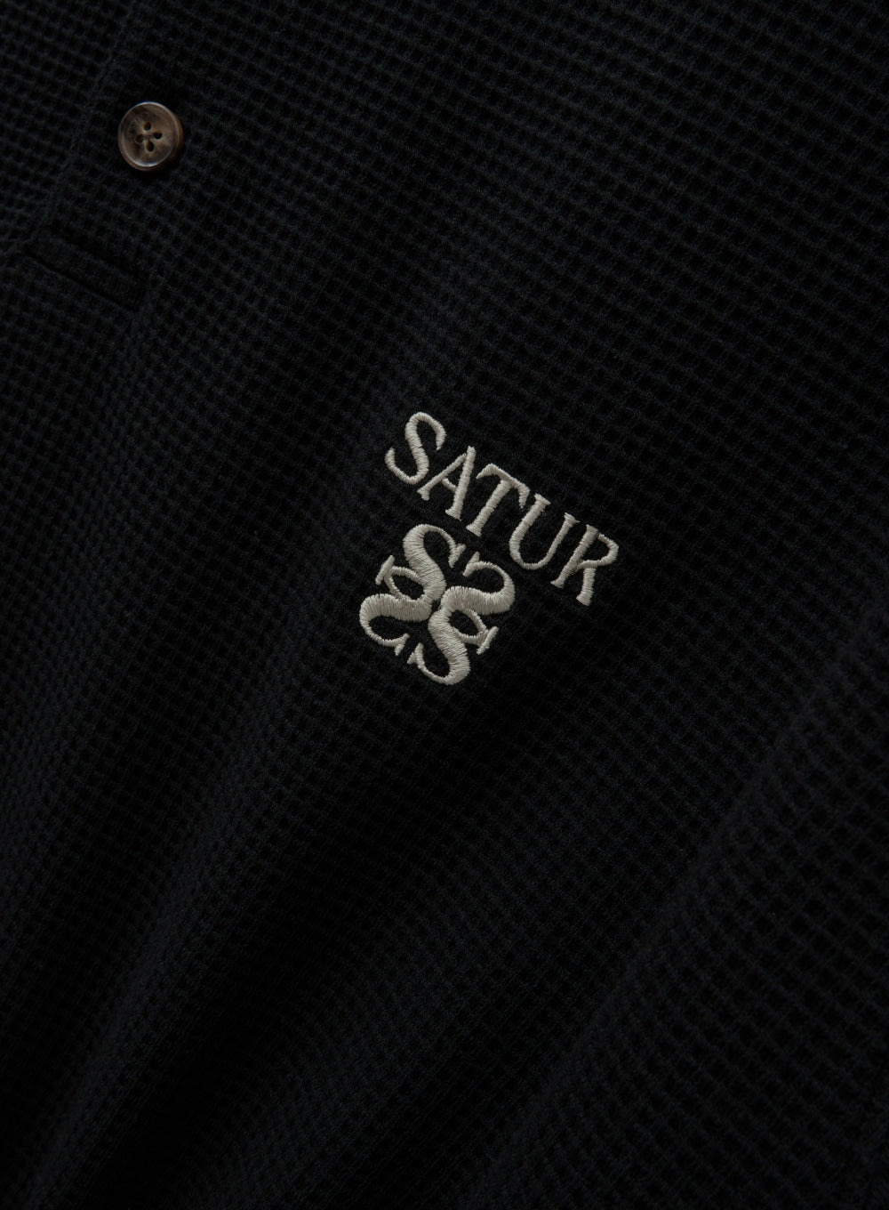 [satur] Waffle Henry Neck T-shirt - Black