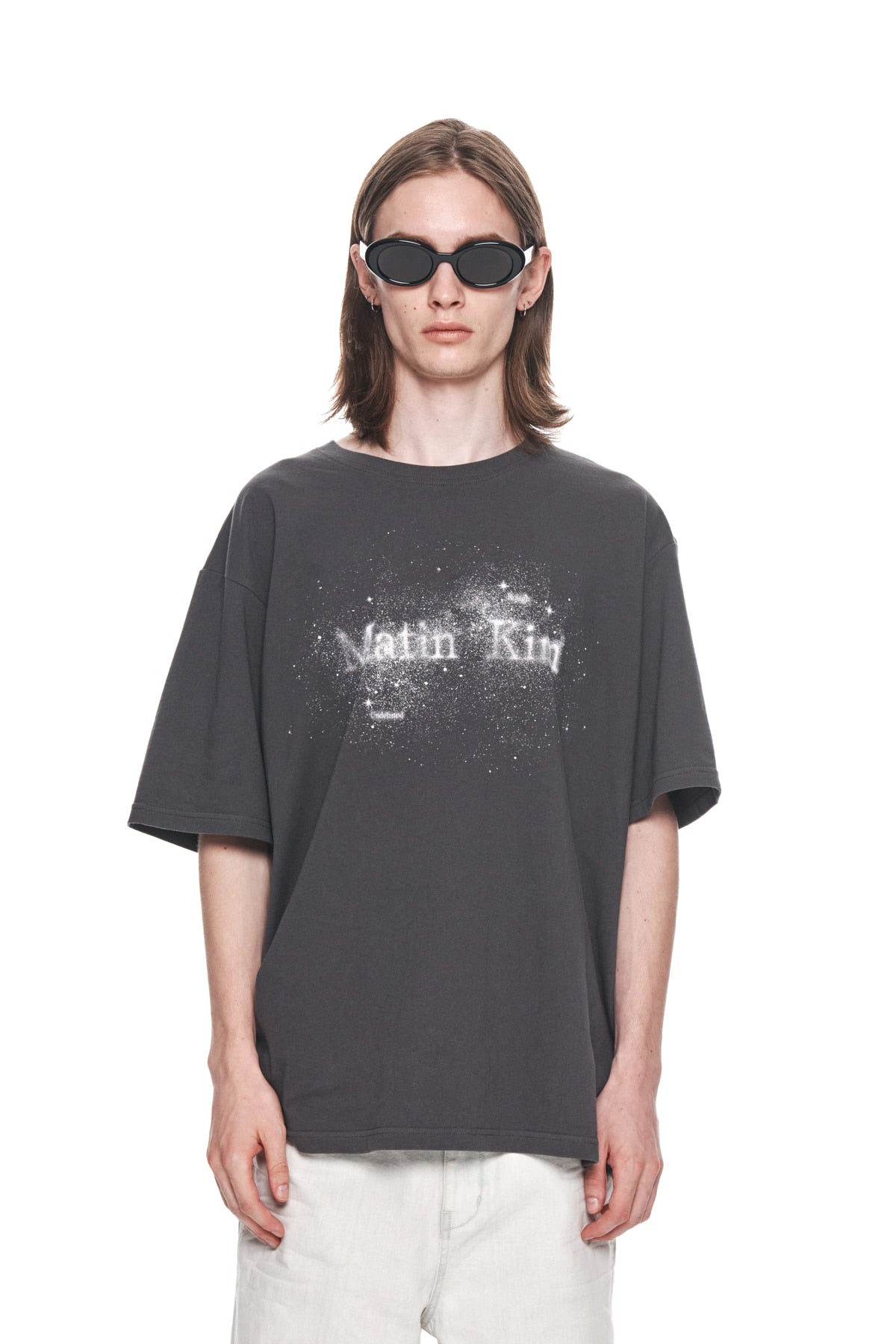 [matinkim] TWINKLE GRAPHIC LOGO TOP FOR MEN IN CHARCOAL