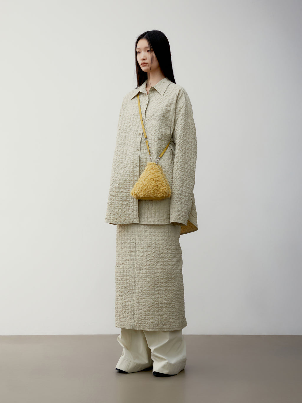 [low_classic] FUR TRIANGLE POP-UP BAG
YELLOW