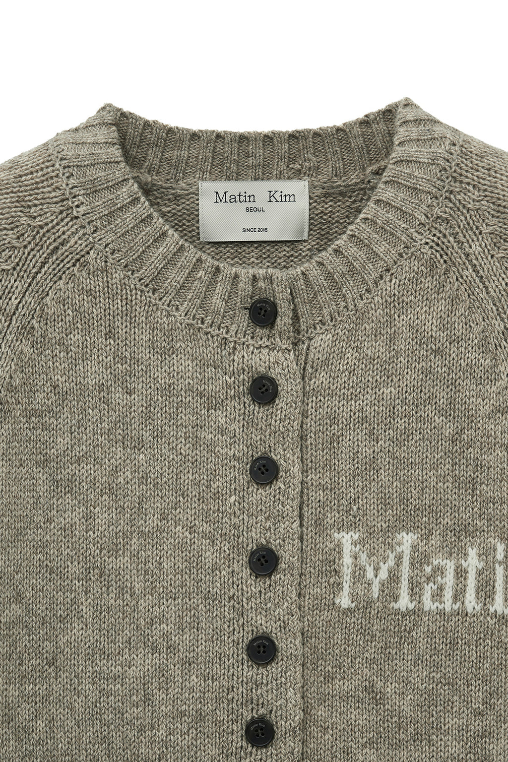 [matinkim] BUTTON POINT HENLY NECK LOGO KNIT TOP IN BEIGE
