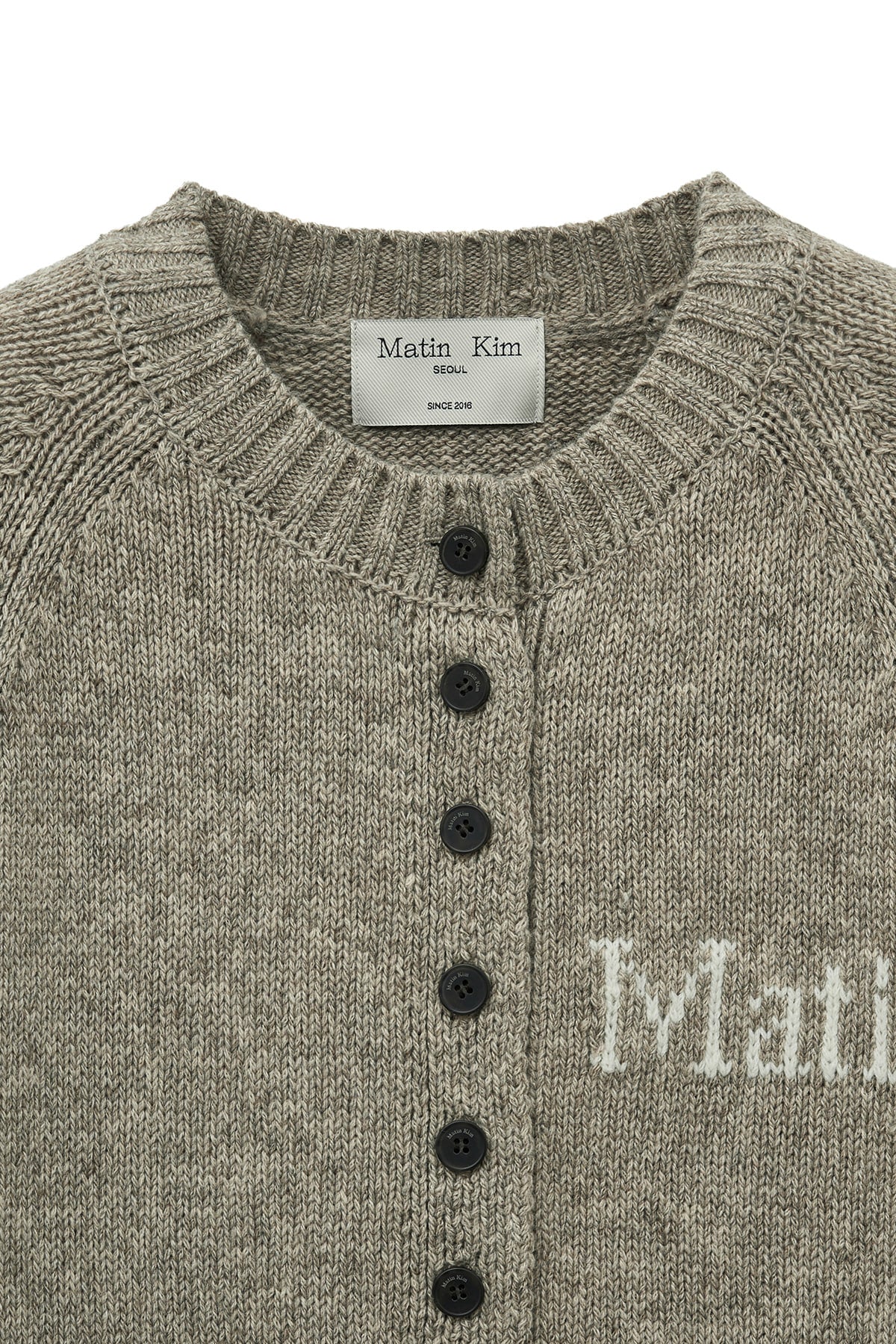 [matinkim] BUTTON POINT HENLY NECK LOGO KNIT TOP IN BEIGE