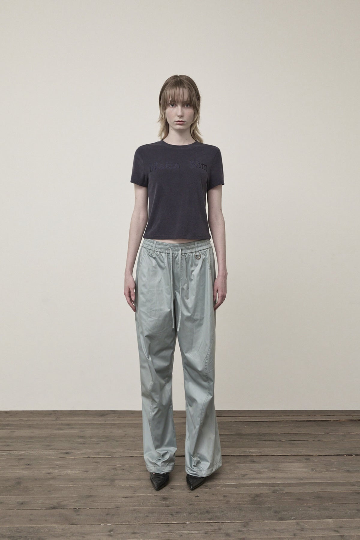 [matinkim] GLOSSY BANDING TRACK PANTS IN MINT