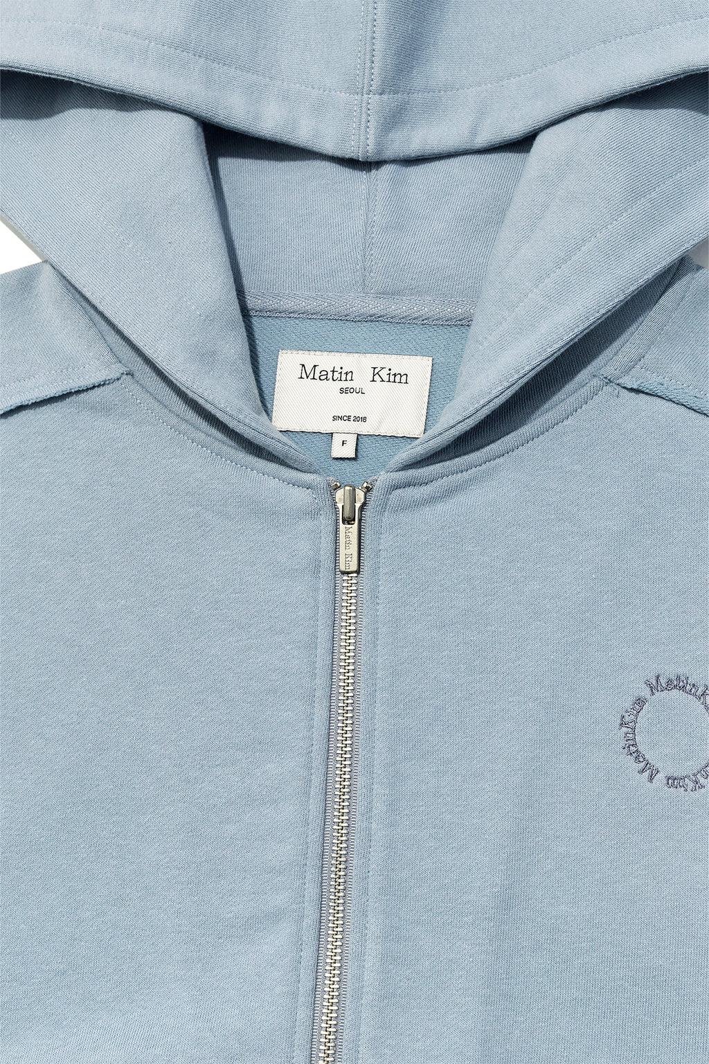 [matinkim] VOLUME POCKET CROP HOODY ZIP UP IN LIGHT BLUE