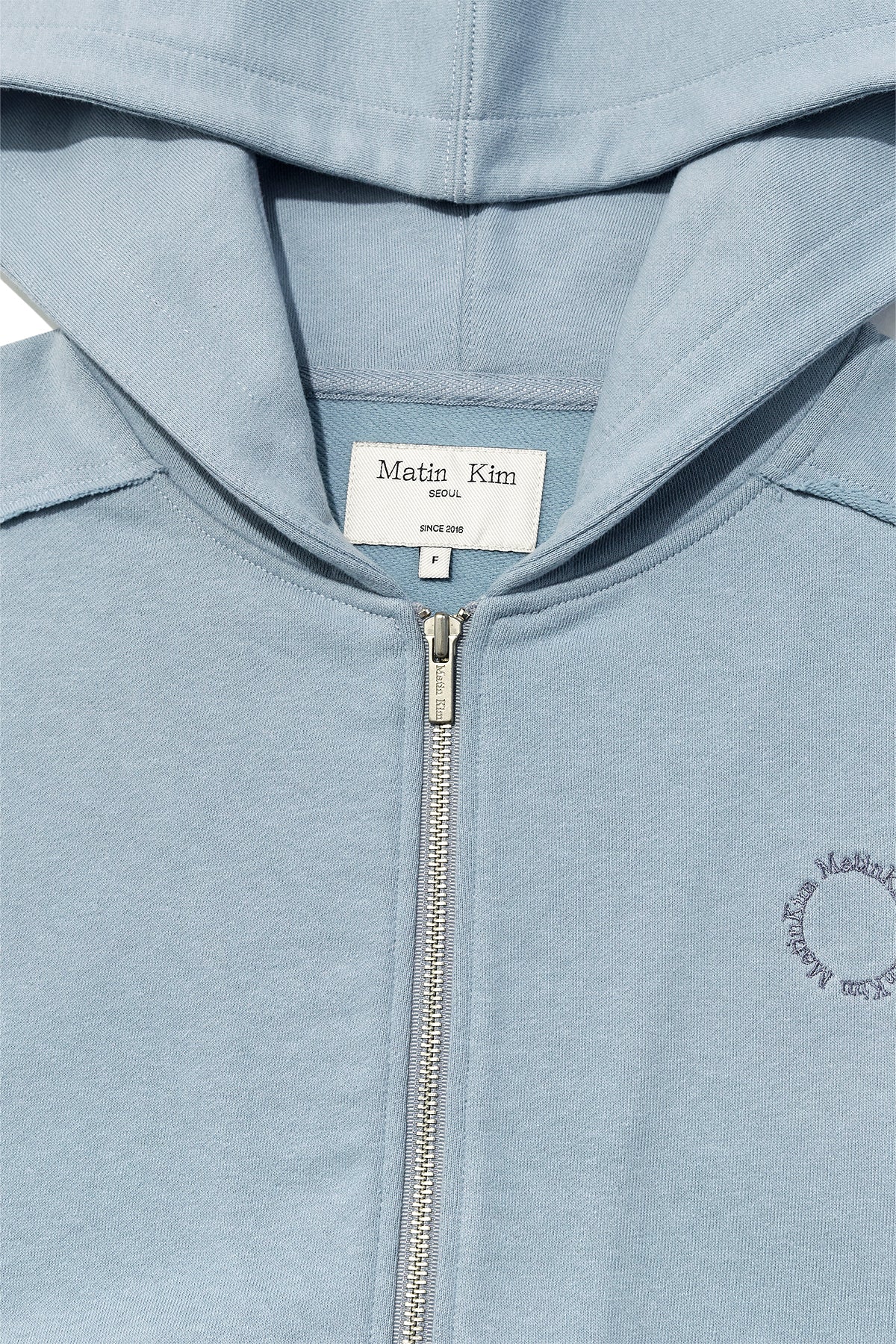 [matinkim] VOLUME POCKET CROP HOODY ZIP UP IN LIGHT BLUE
