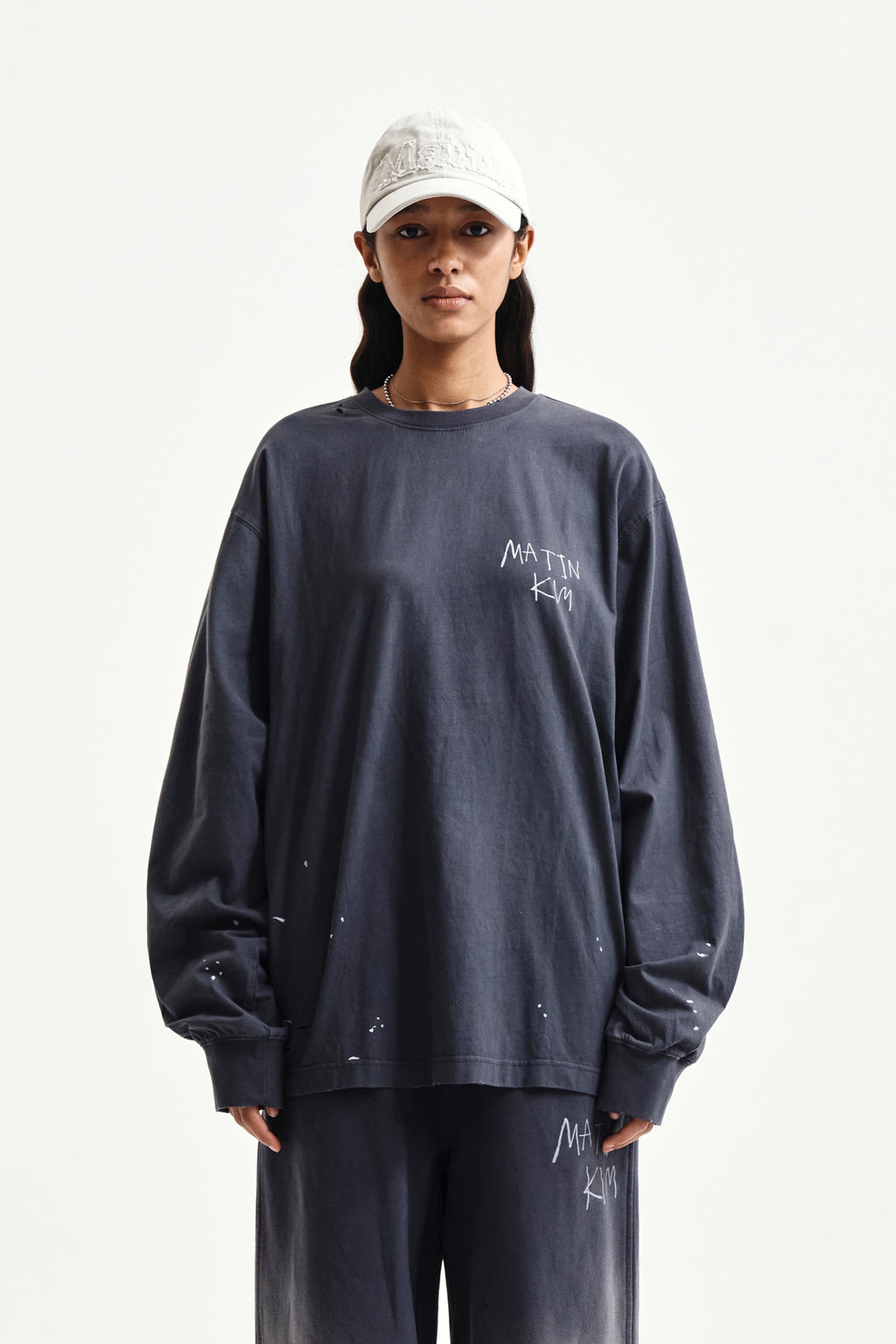 [matinkim] VINTAGE WASHED LOGO TOP IN CHARCOAL